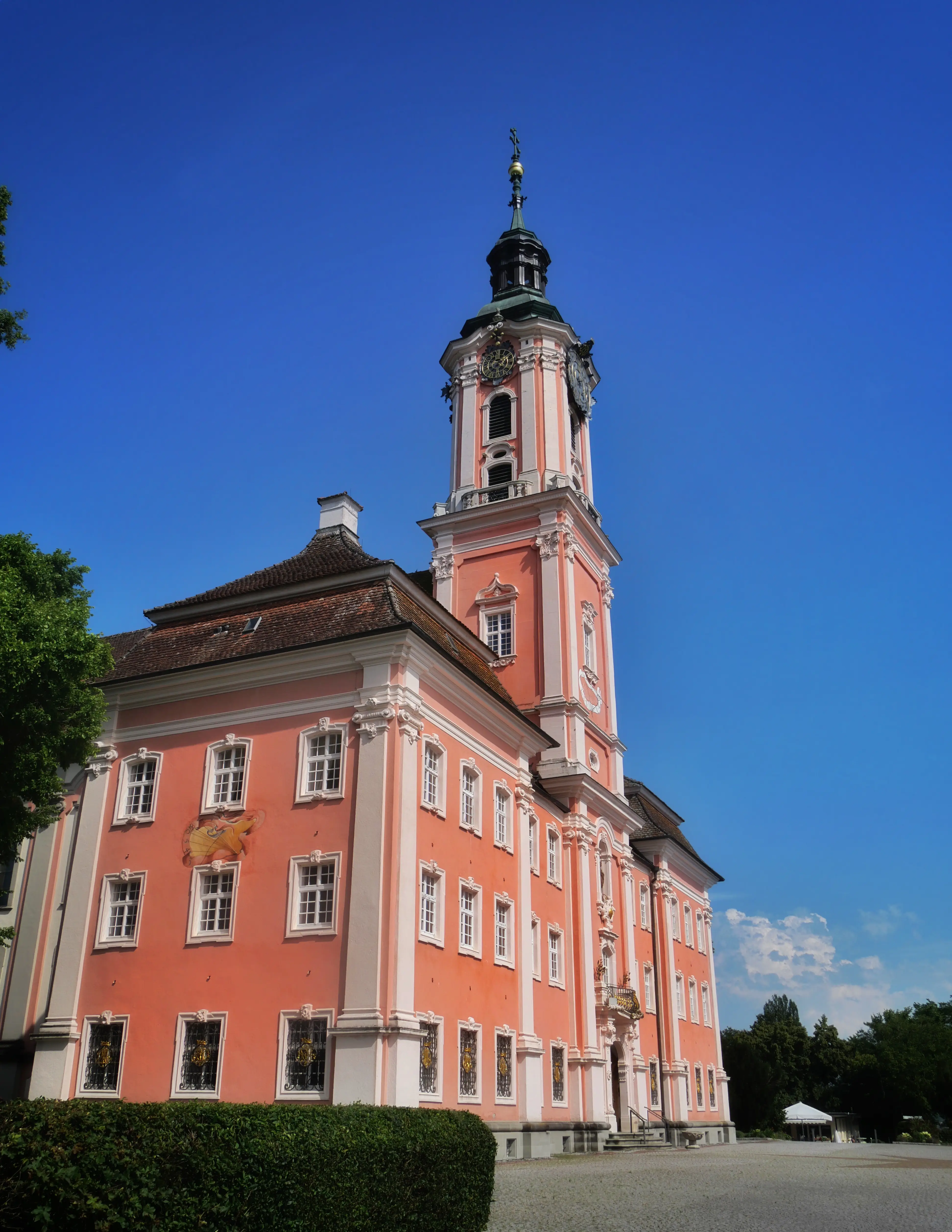 Gerade bei Sonnenschein leuchtet die farbige Fassade der Kirche Birnau am Bodensee besonders.