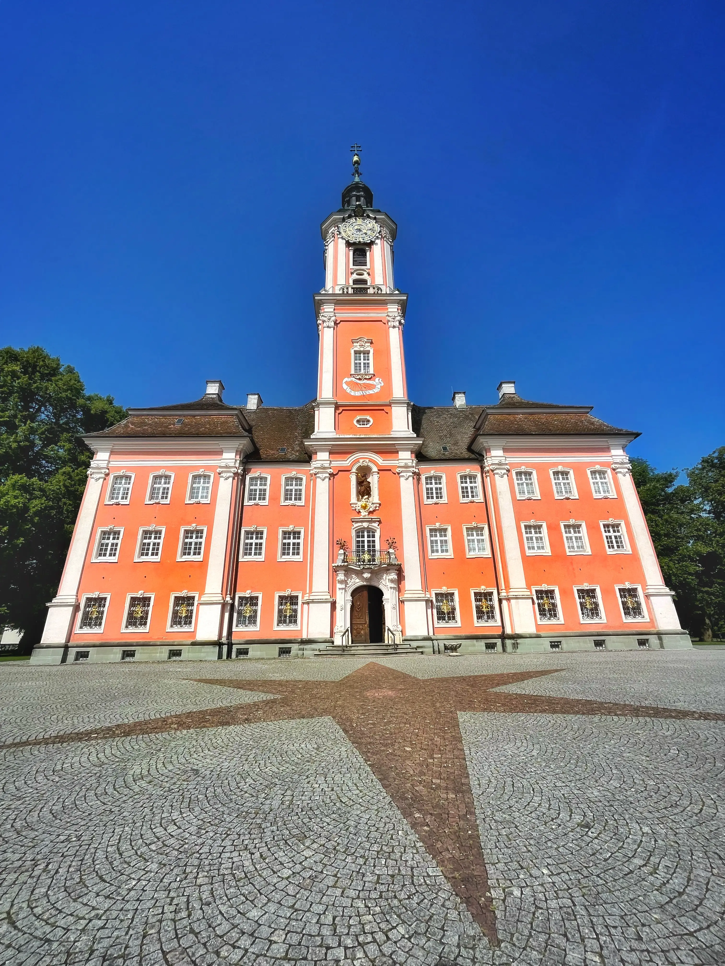 Der integrierte Stern im gepflasterter Vorhof der Birnau steht für den Titel Stella Matutina, unter dem die Wallfahrtskirche geweiht wurde.