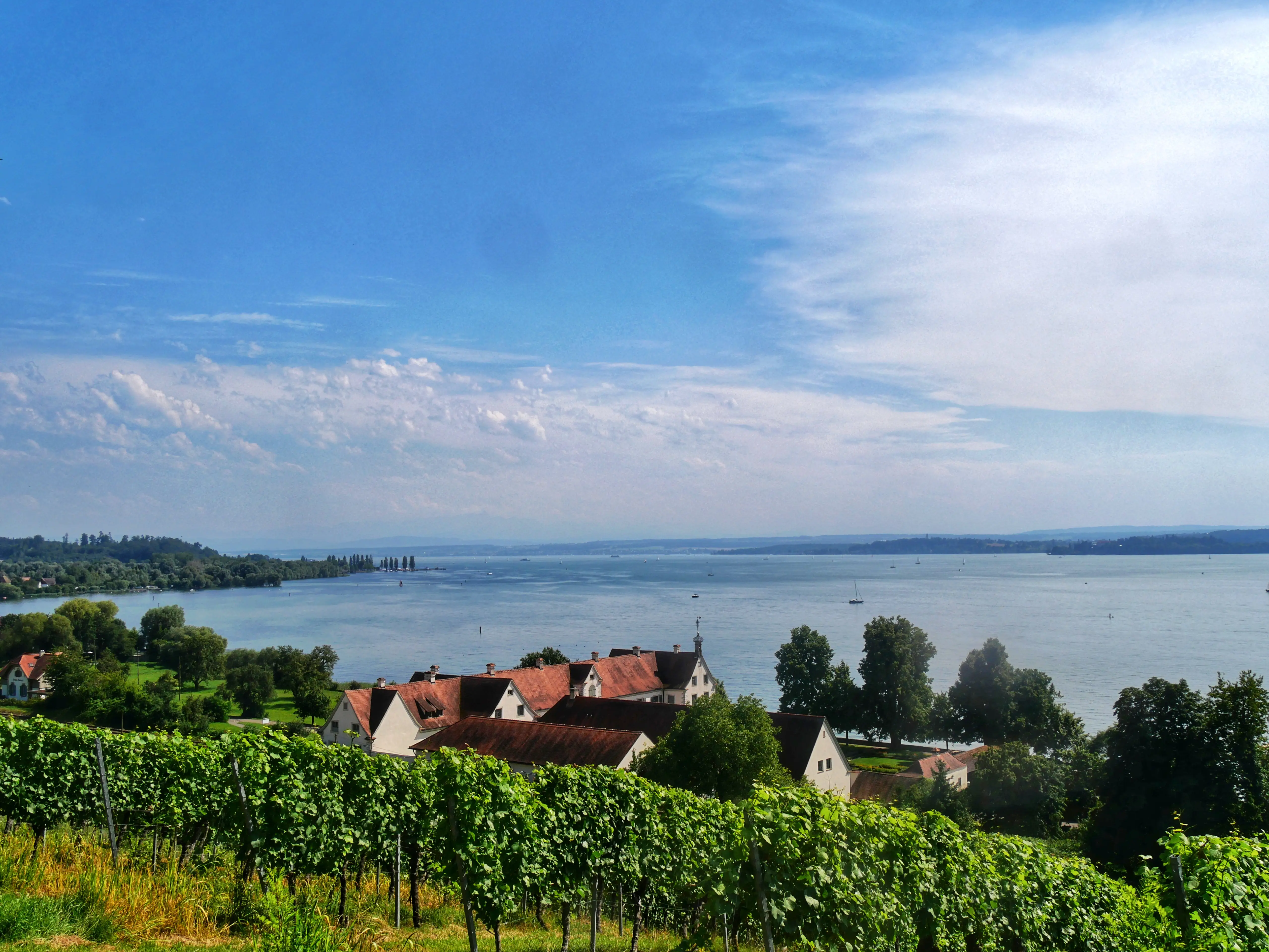 Von der Wallfahrtskirche Birnau hat man freien Blick auf den Bodensee.