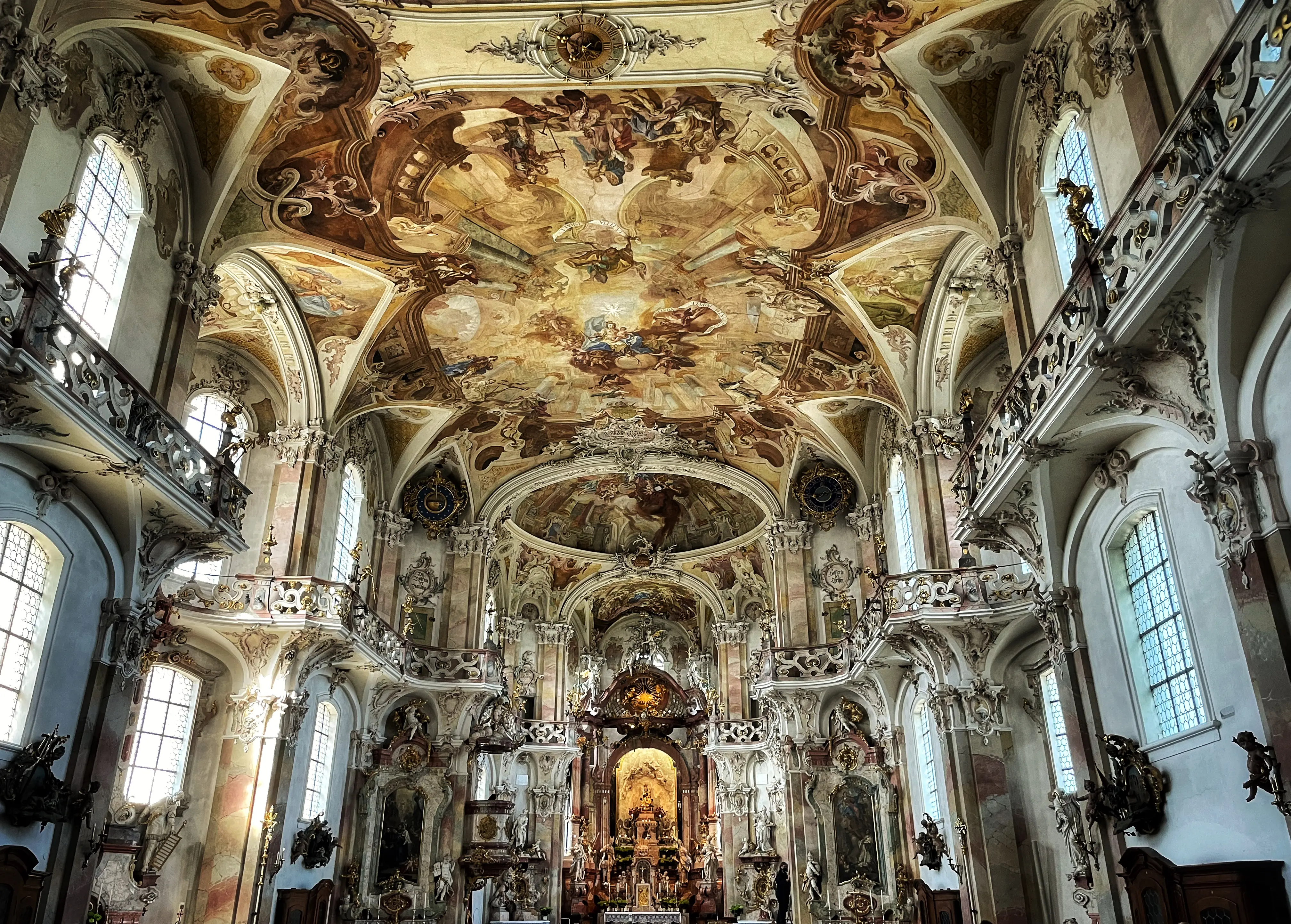 Der Innenraum der Birnau ist im prunkvollen Rokoko- Stil angelegt.