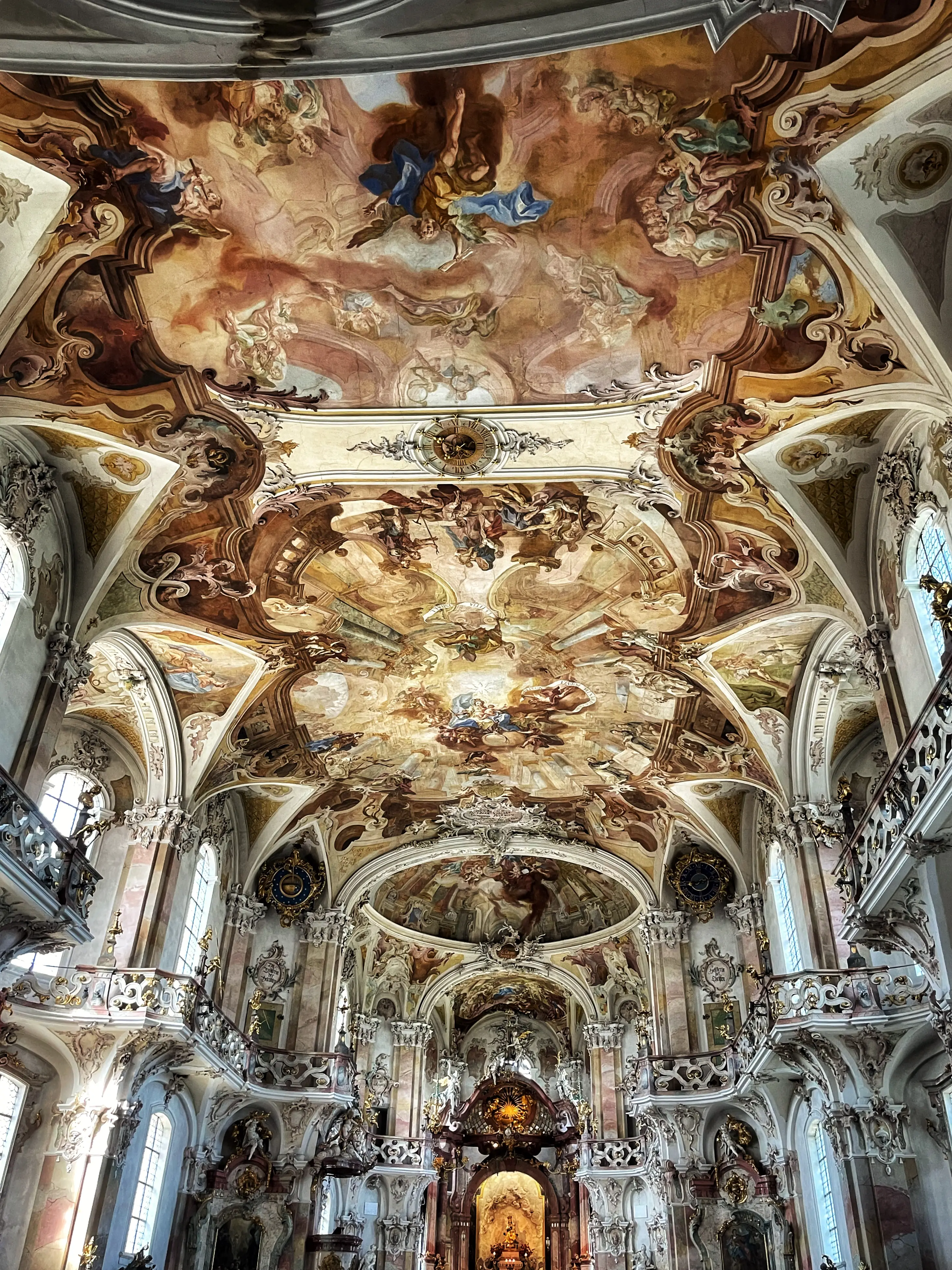Aufwändige Deckenmalereien und Verzierungen finden sich im Inneren der Wallfahrtskirche Birnau.