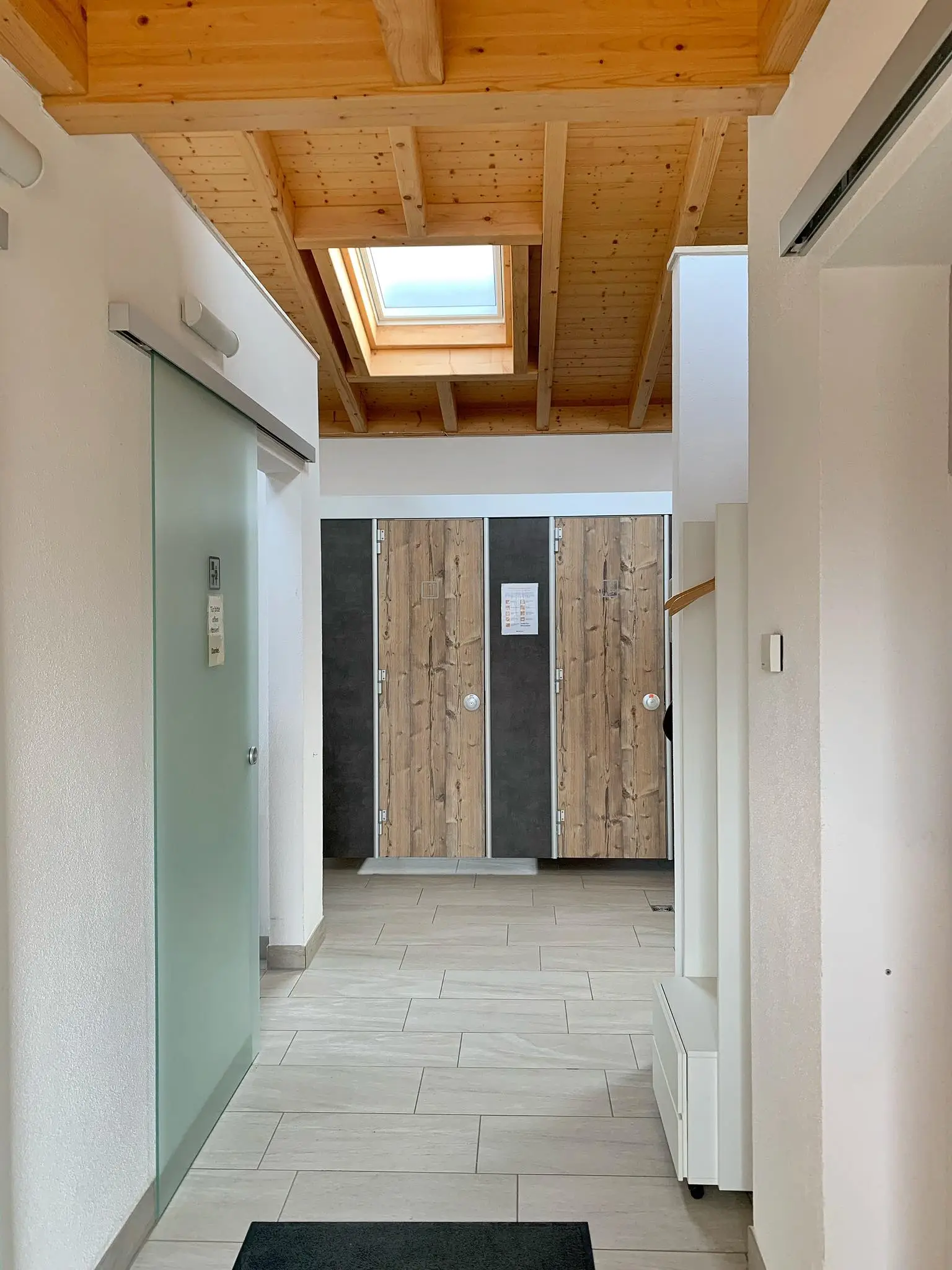 Das Waschhaus des Campinggartens Wahlwies ist frisch renoviert und modern.