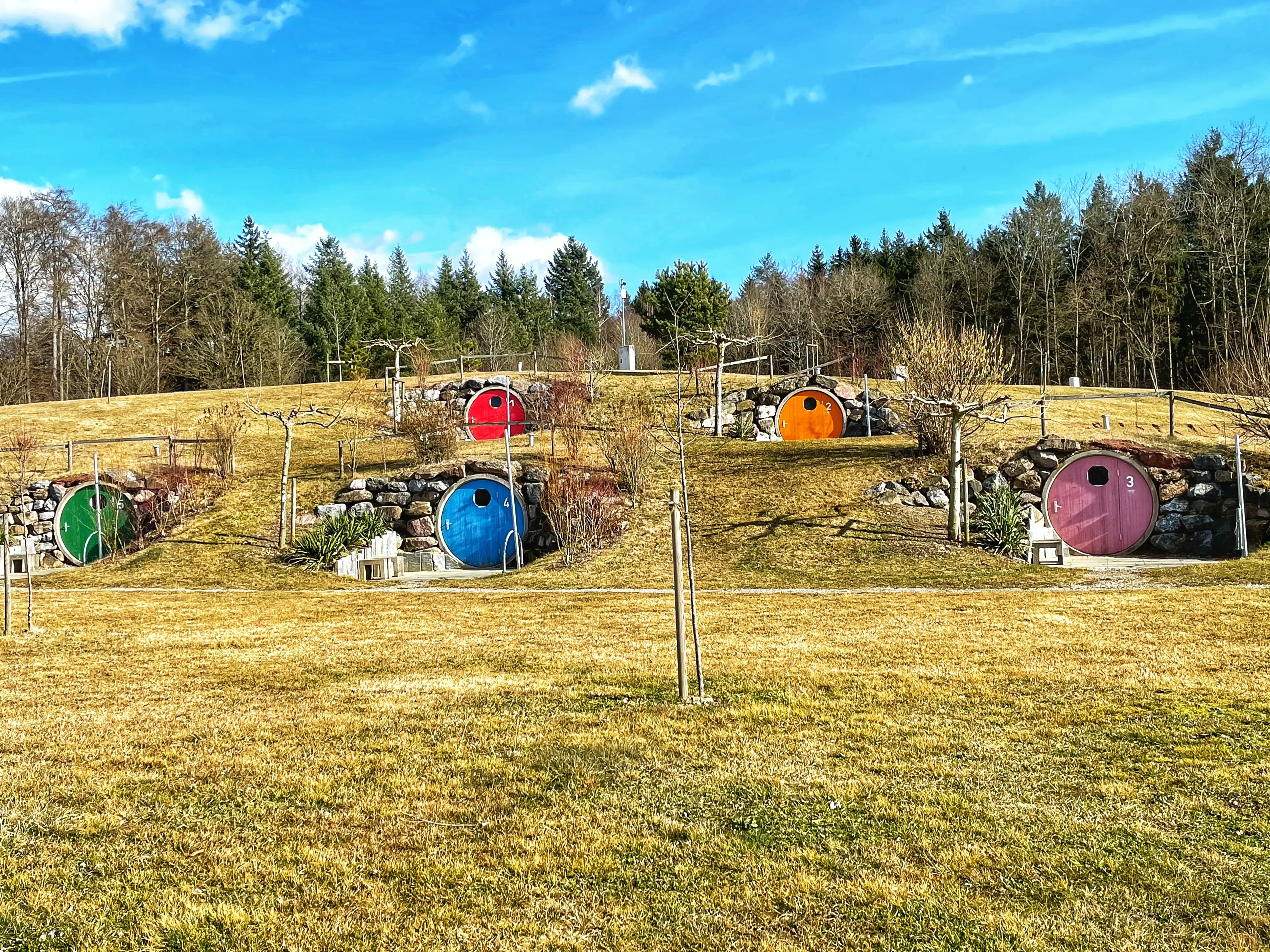 Die Auenhöhlen sind Mietunterkünfte auf dem Campingplatz Orsingen, in der Nähe des Bodensees.