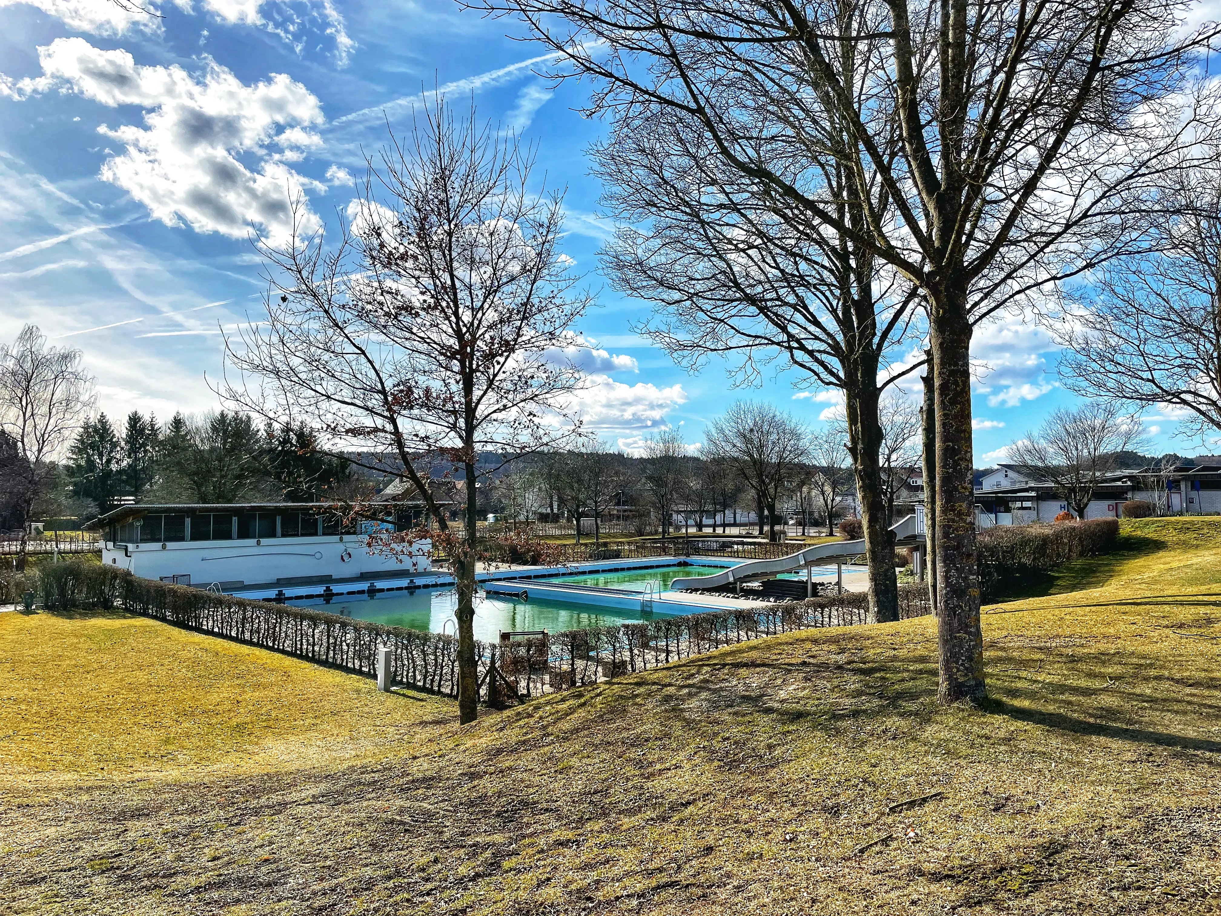 Der Camping- und Ferienpark Orsingen liegt direkt neben dem örtlichen Freibad.