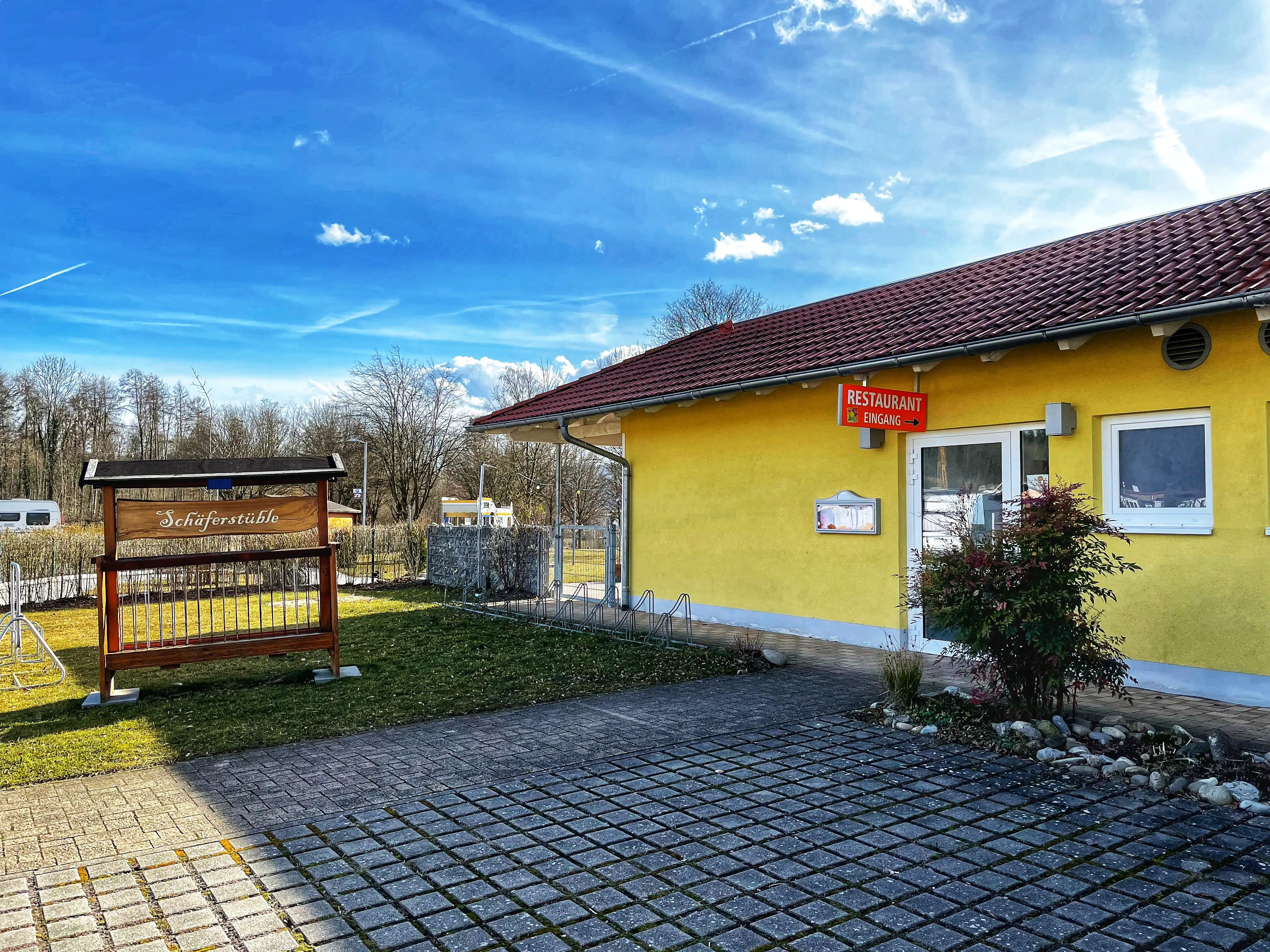 Das Restaurant des Campingplatzes Orsingen liegt direkt neben der Rezeption und dem Freibad.