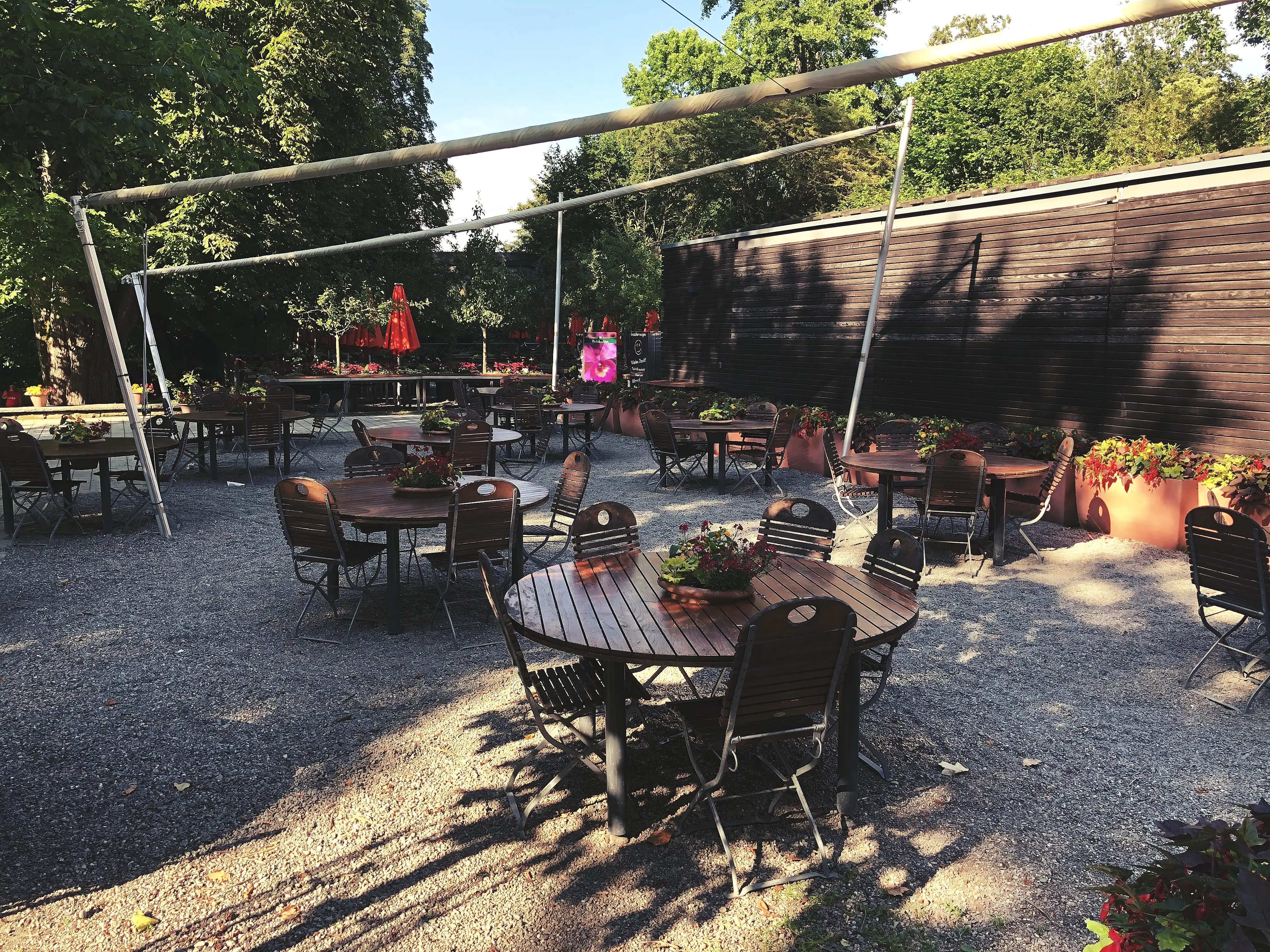 Mehrere Biergärten laden auf der Mainau zum Verweilen und Stärken ein. Manche befinden sich direkt am Bodenseeufer.