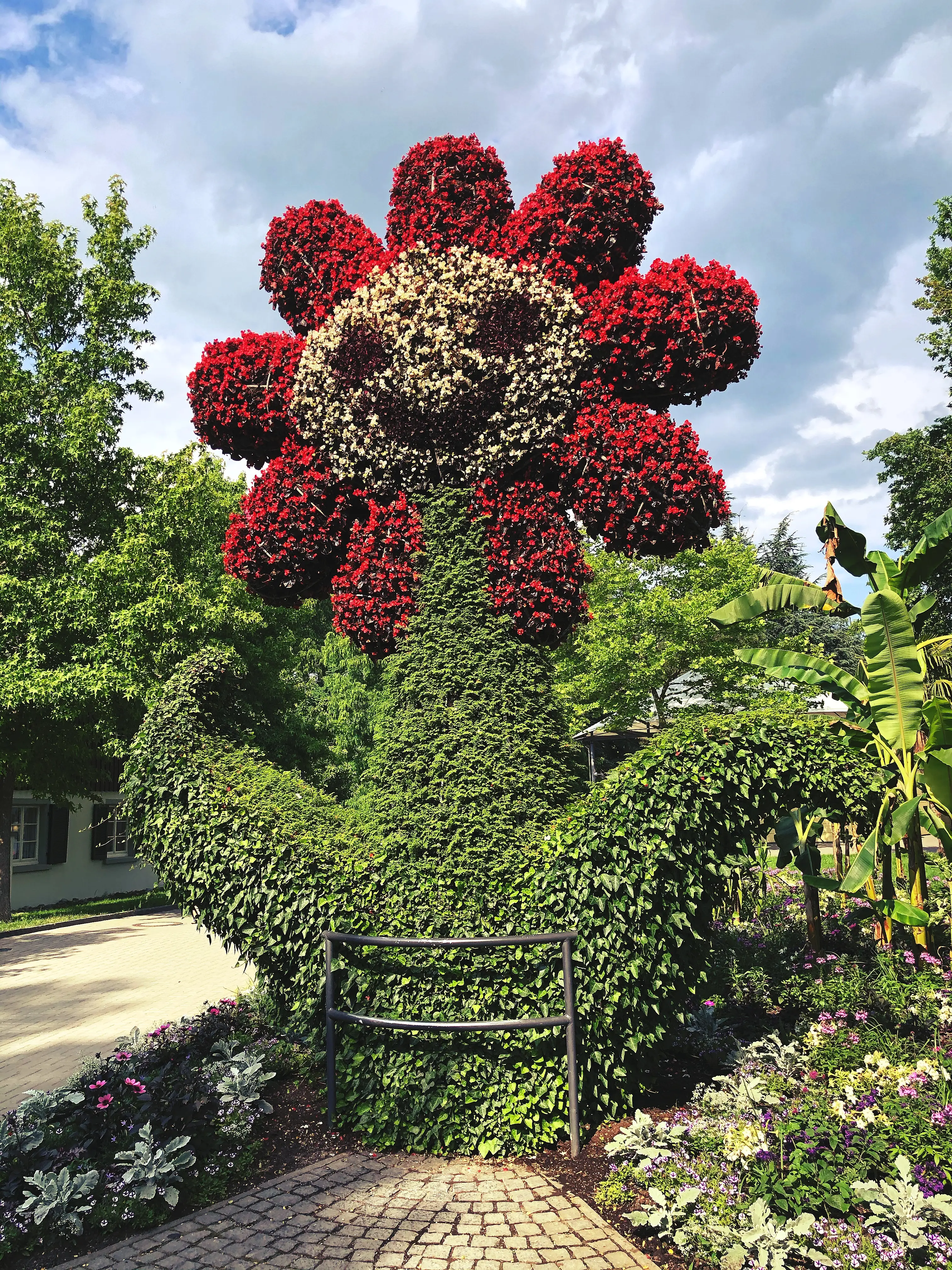 Das Maskottchen der Insel Mainau heißt Blumi und begrüßt die Besucher auf den ersten Metern.