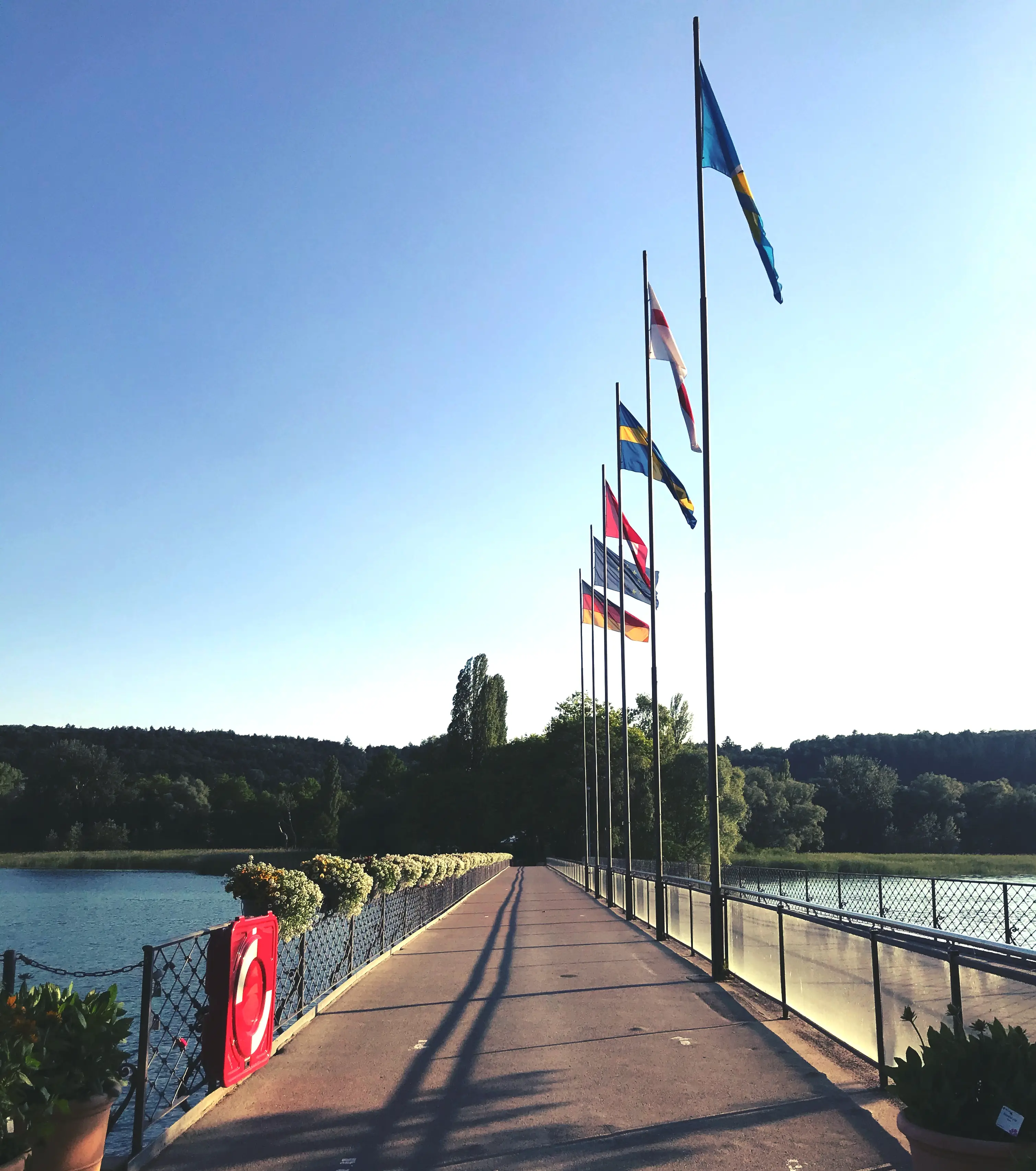 Der Zugang auf die Insel Mainau erfolgt über eine Brücke über den Bodensee.