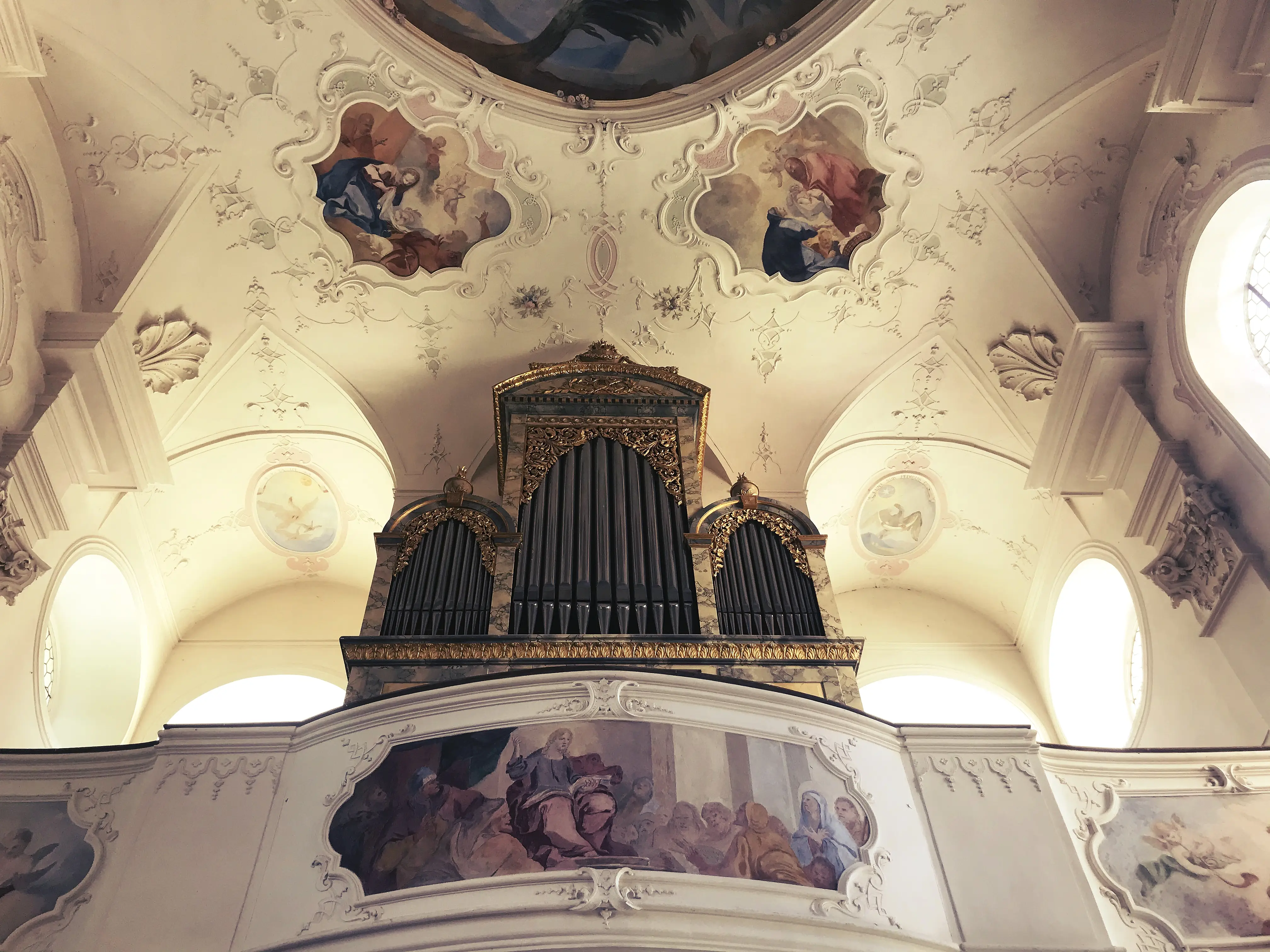 Eine Orgel schmückt die Kirche auf der Insel Mainau.