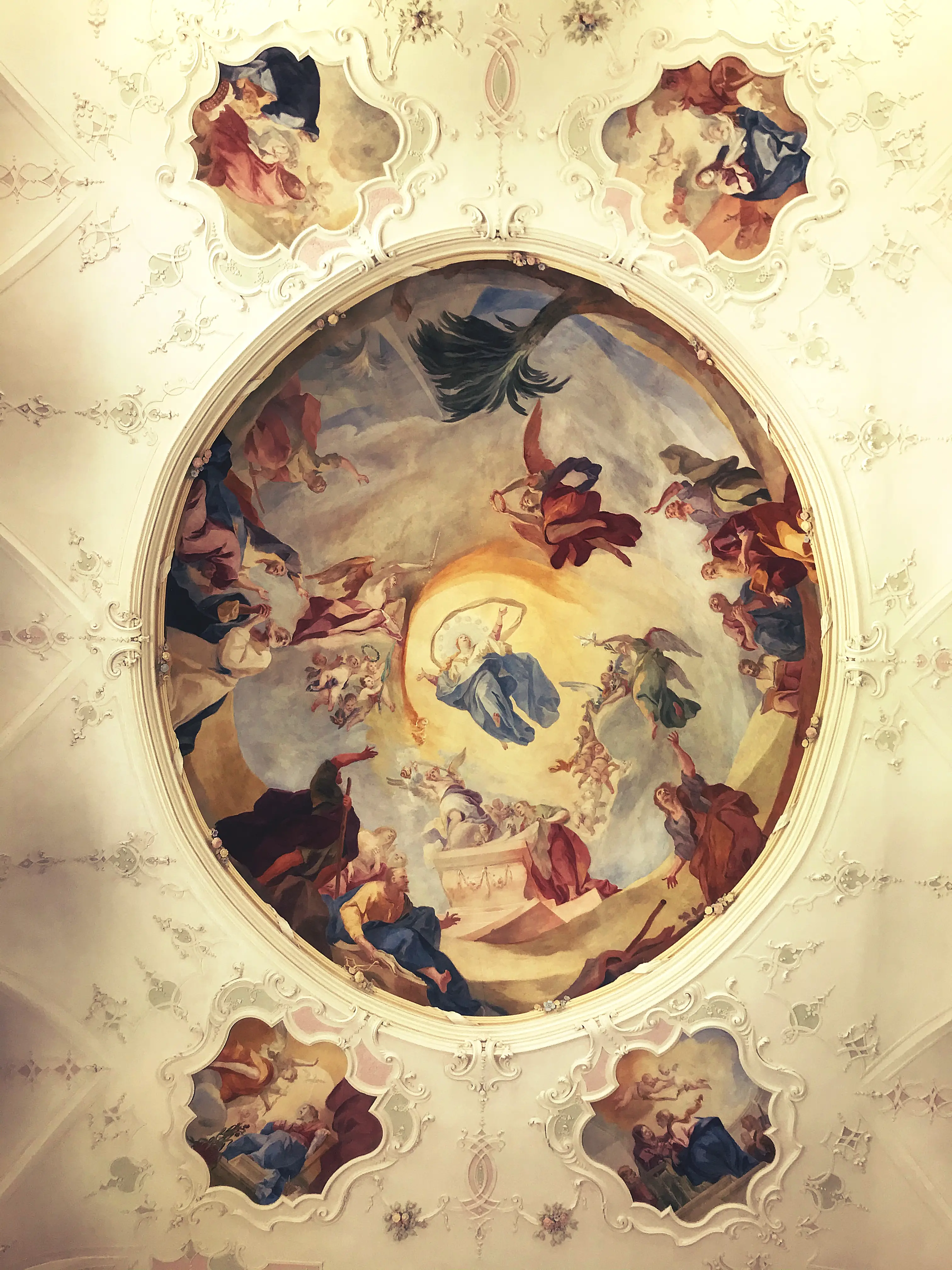 Aufwändige Deckengemälde kann man im Inneren der Kirche auf der Insel Mainau entdecken.
