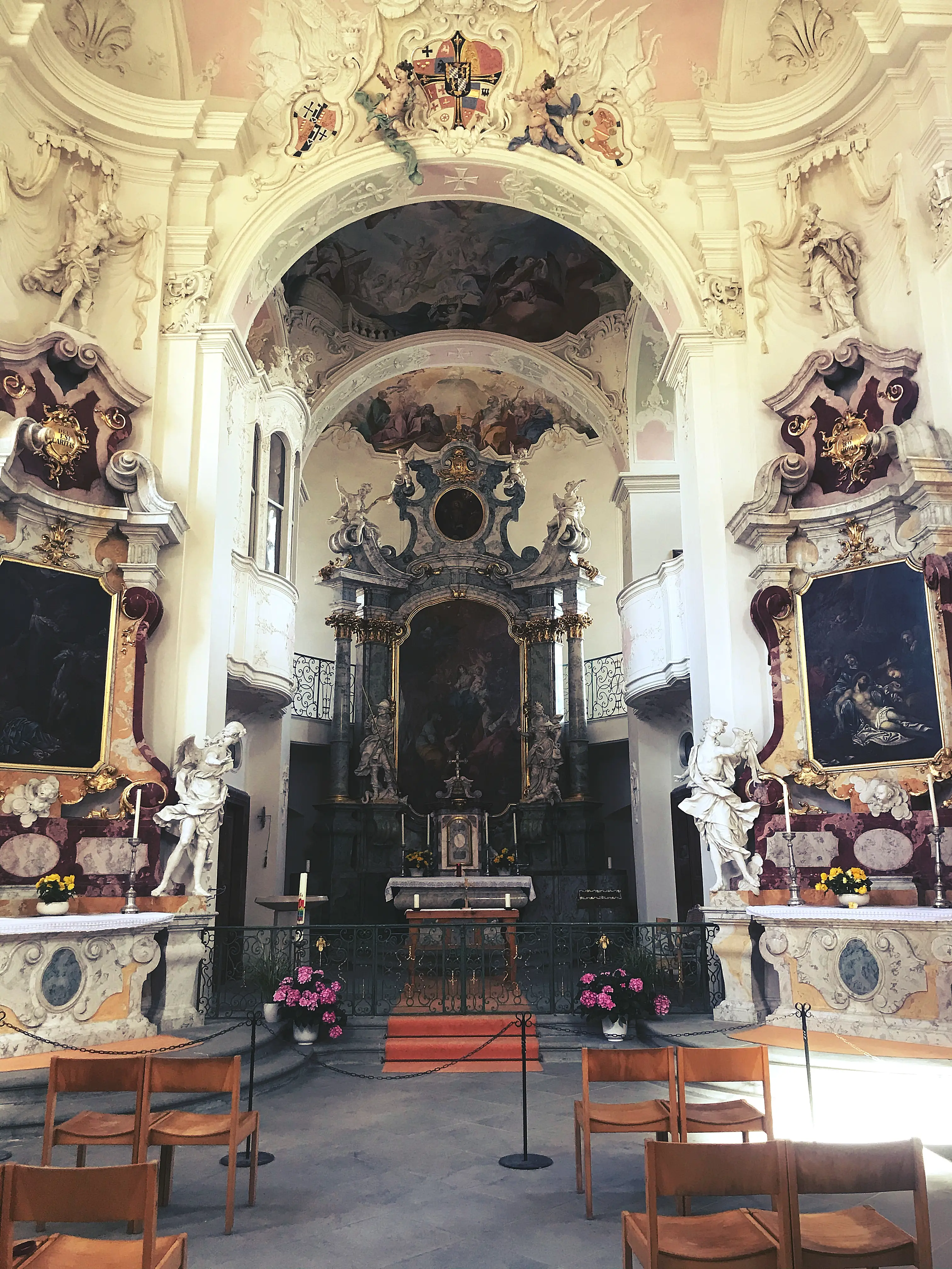 Die kleine Kirche der Blumeninsel liegt direkt neben den Mainauer Schloss.
