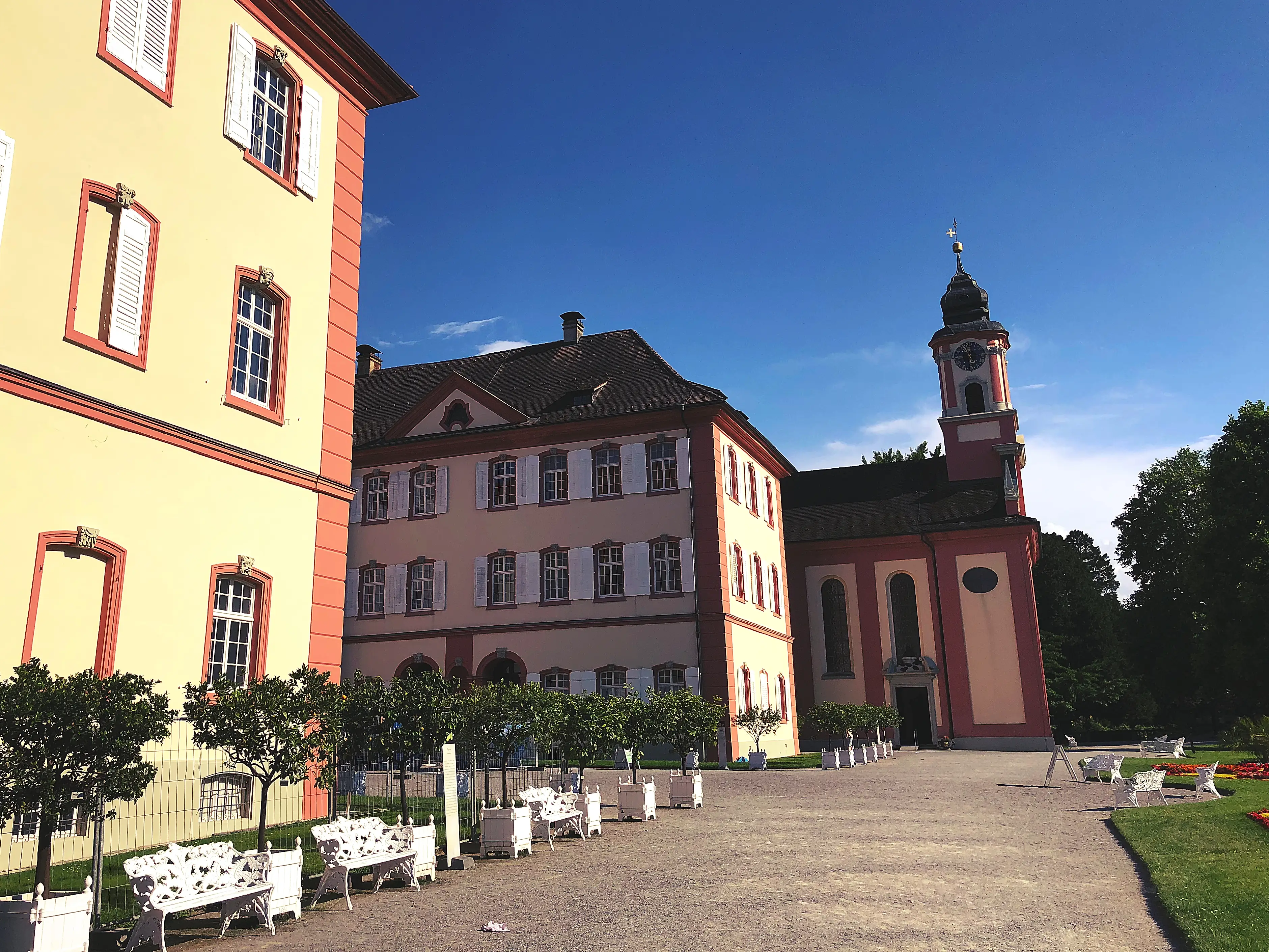 Das Schloss der Insel Mainau präsentiert sich von seiner besten Seite.