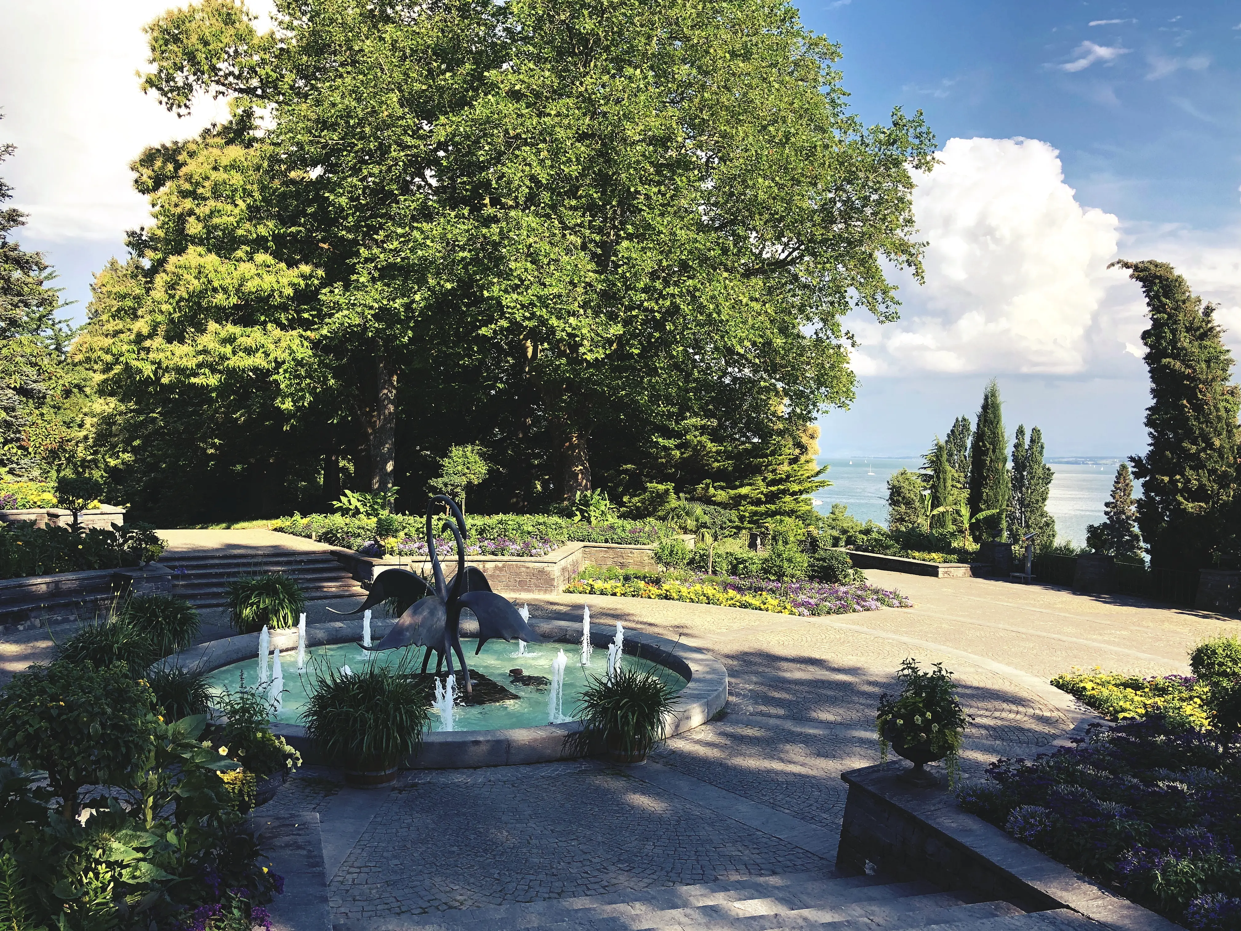 Der Schwanenbrunnen auf der Mainau lädt vor allem im Sommer dazu ein, sich kurz abzukühlen.