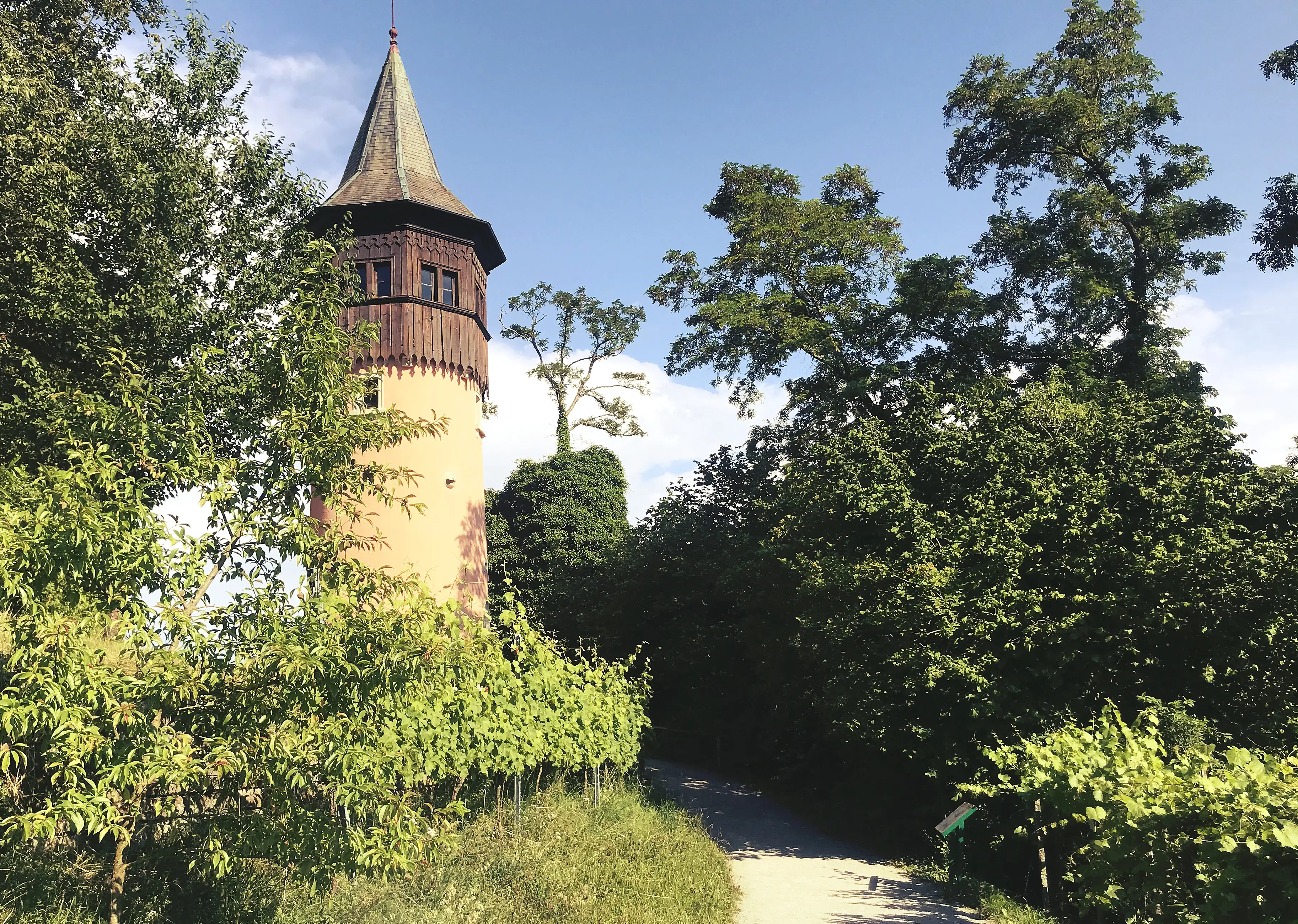 Der Schwedenturm auf der Insel Mainau steht im kleinen Weinanbaugebiet der Insel im Bodensee.