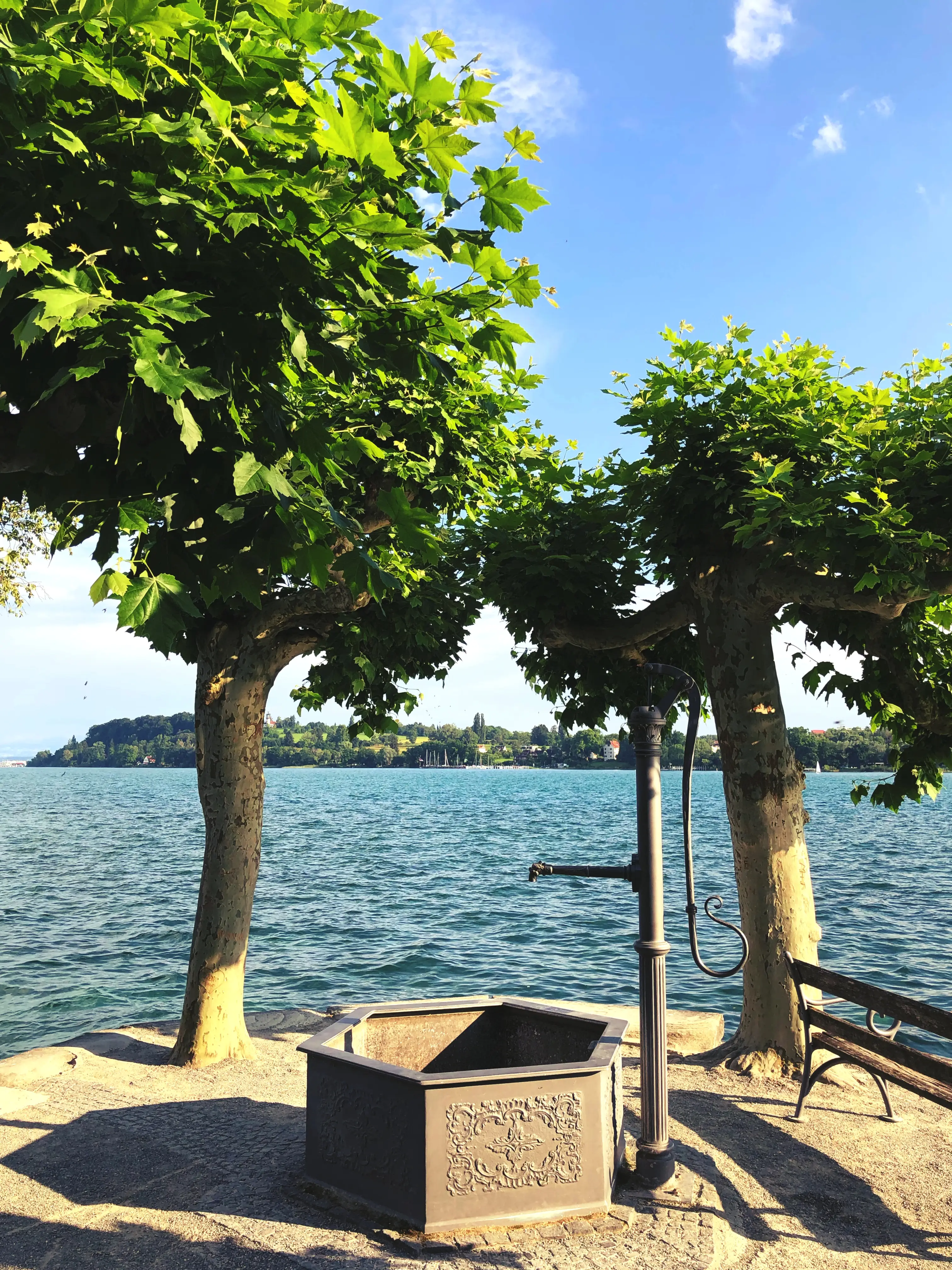 Eine Schwengelpumpe steht direkt am Bodensee und lädt zum verweilen ein.