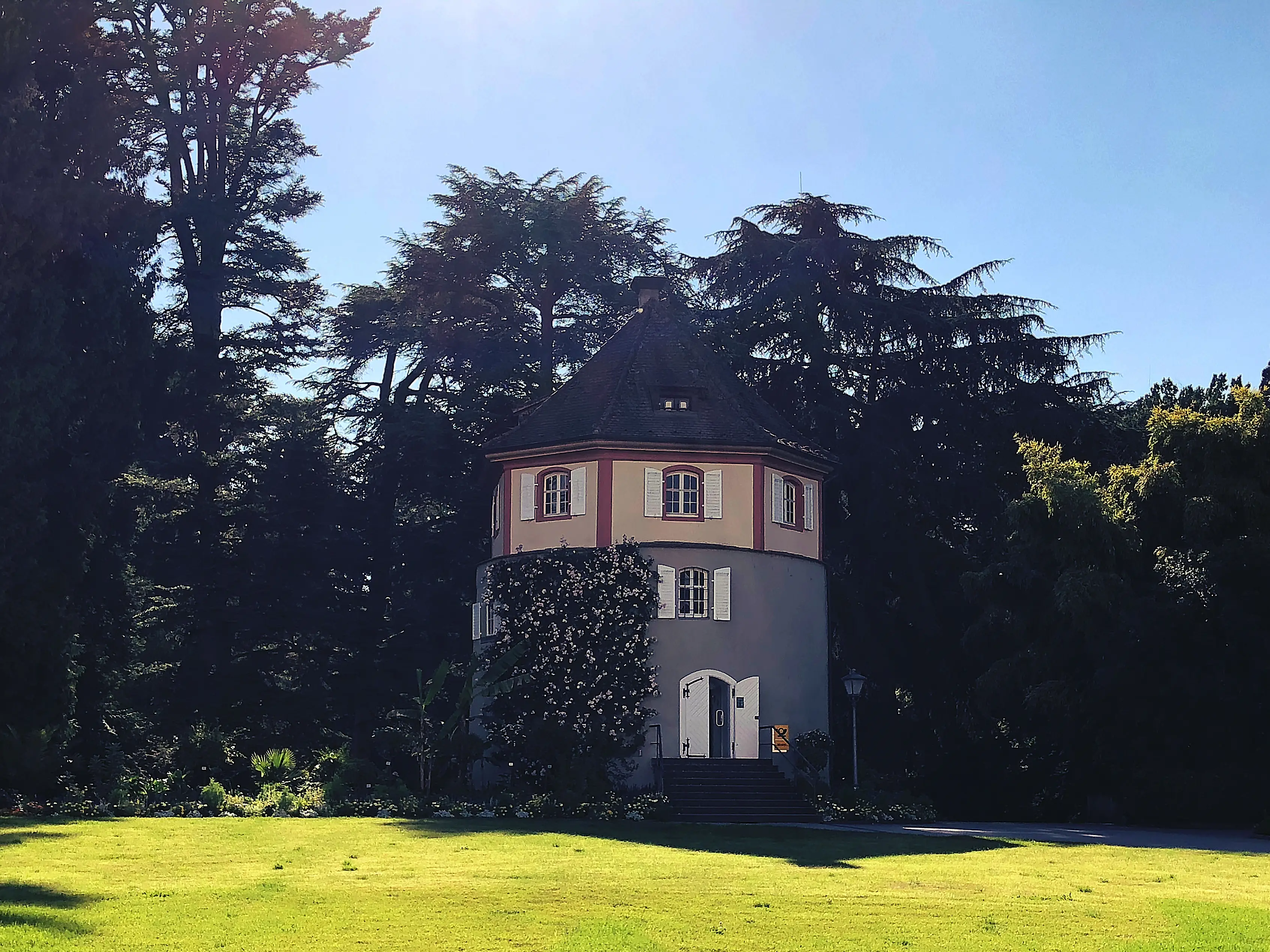 Ein weiterer Turm auf der Blumeninsel Mainau dient als Poststelle.