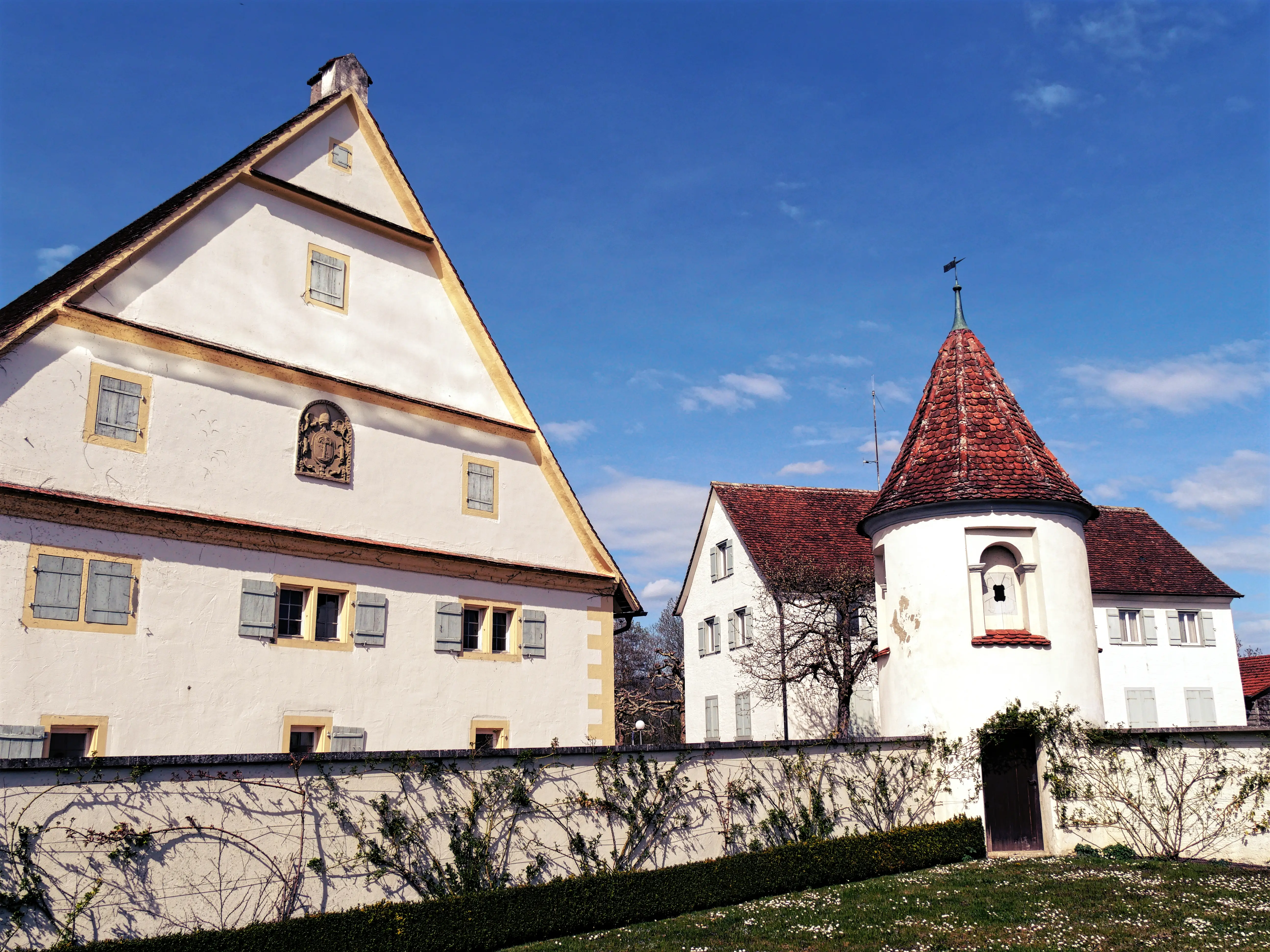 Schon am Eingang zum Kloster und Schloss Salem wird man von wunderschön erhaltenen Gebäuden empfangen.