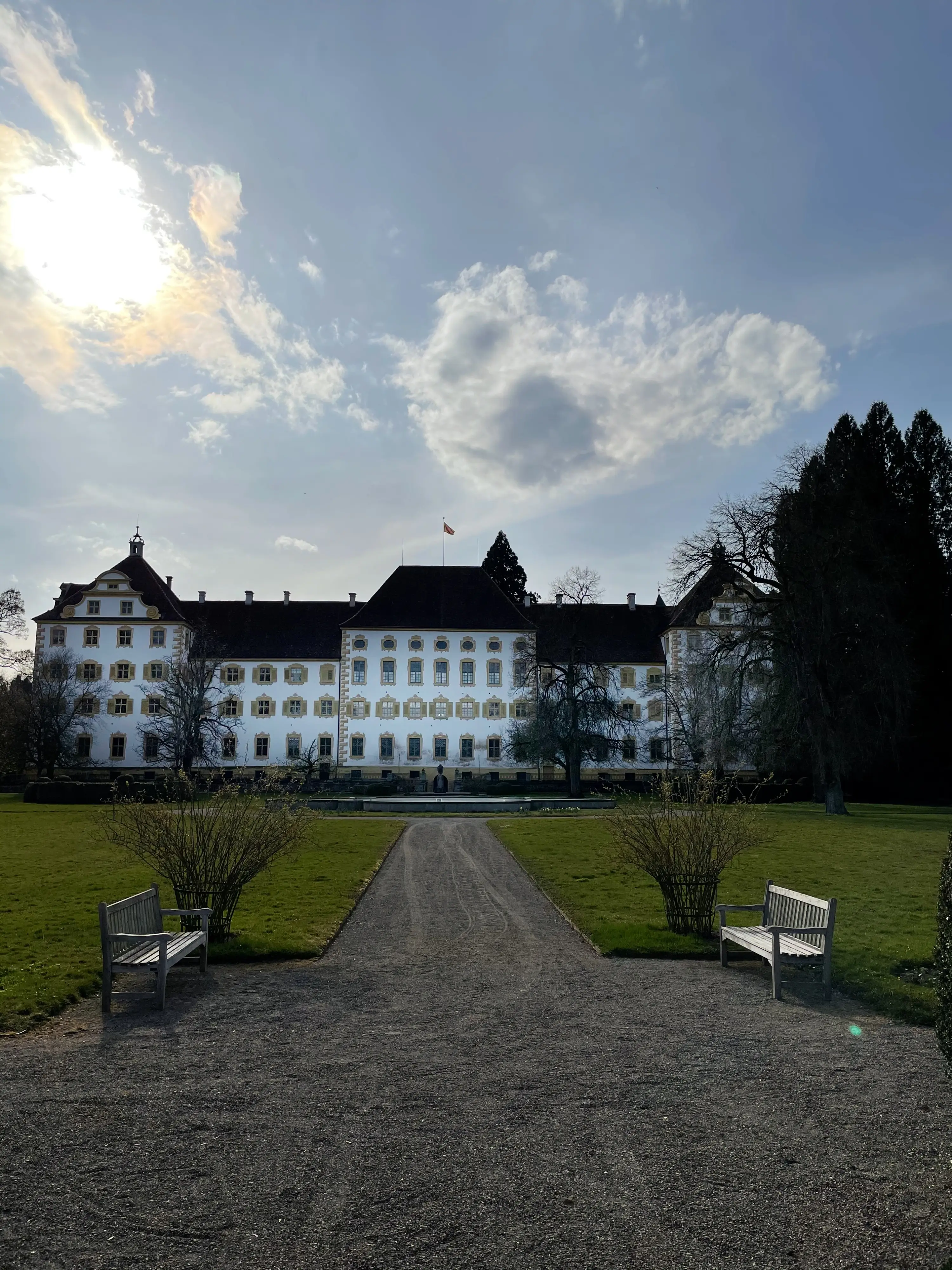 Von der Parkanlage hat man einen perfekten Blick auf das Schloss Salem.