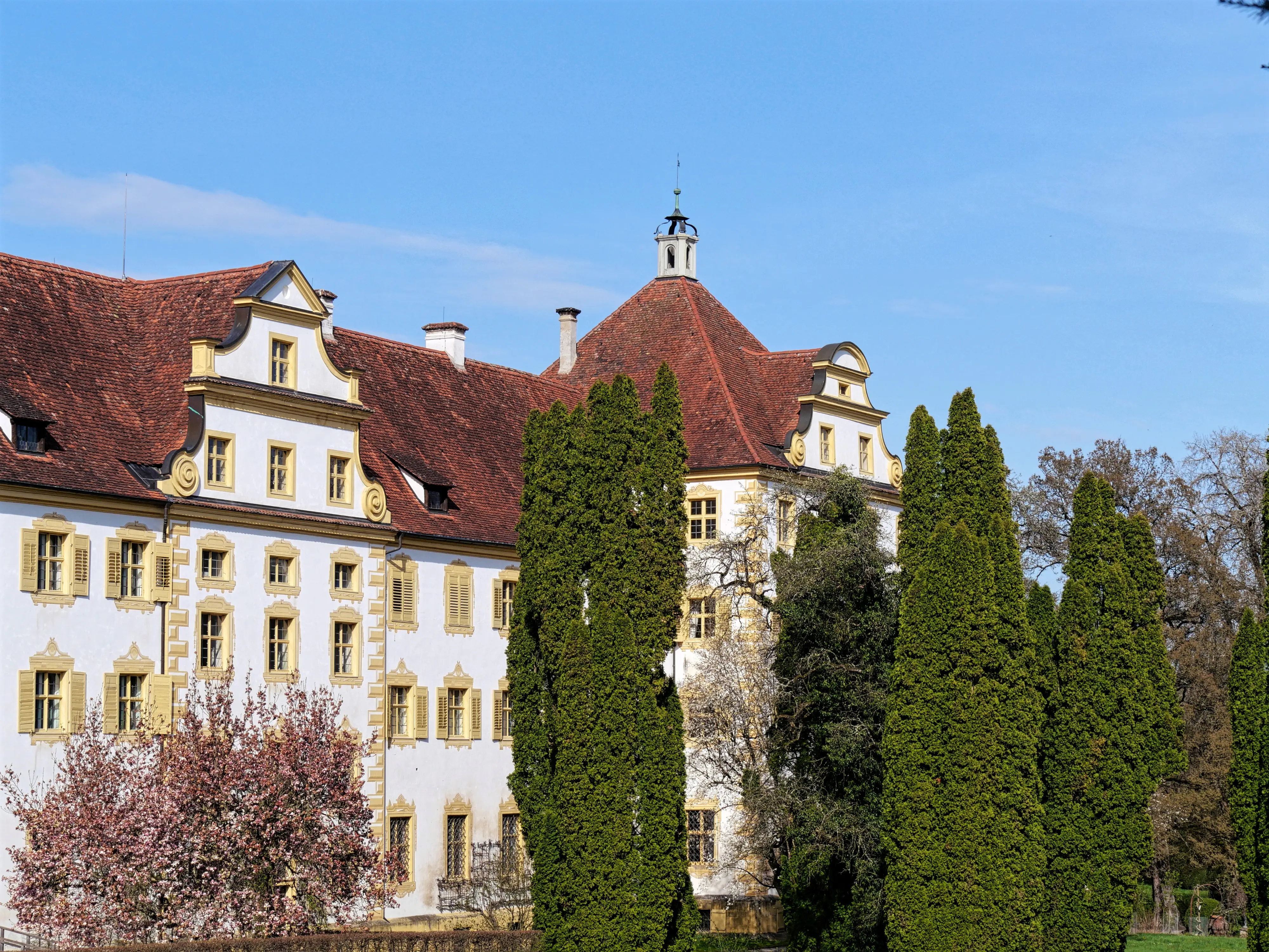 Vorallem die prunkvoll eingefassten Fenster stechen aus der Fassade des Schlosses in Salem am Bodensee heraus.
