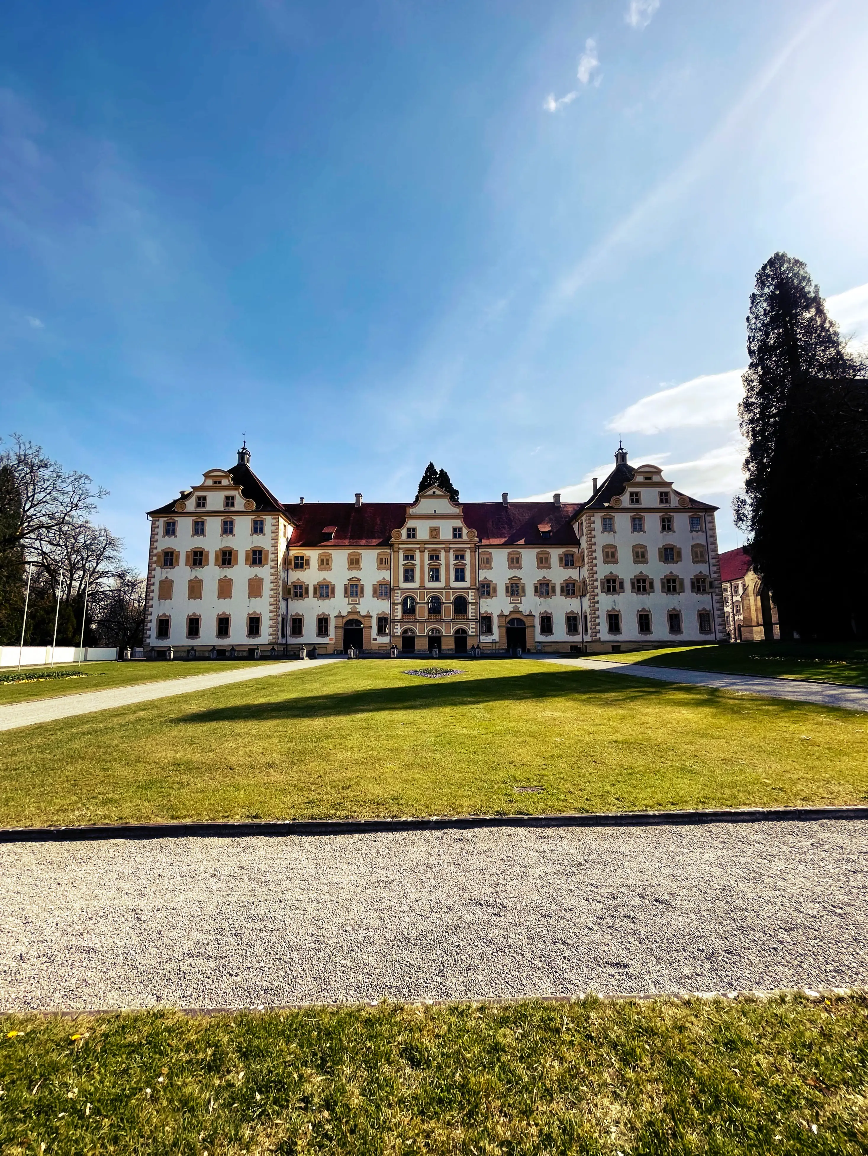 Die Fassade des Kloster und Schloss Salem am Bodensee ist beeindruckend verziert.
