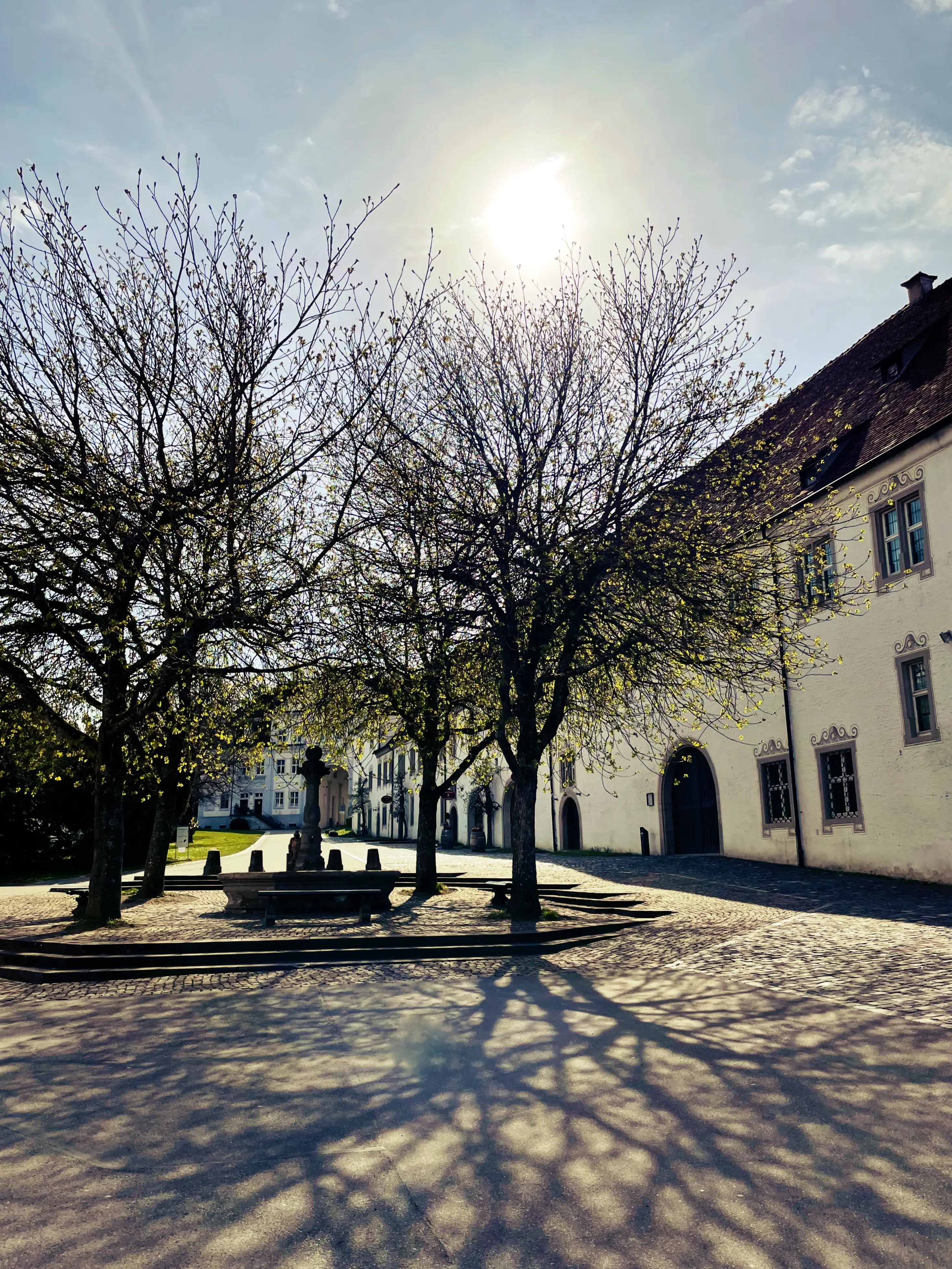 Einige kleine Handwerksbetriebe verkaufen ihre Waren in der Schlossanlage am Bodensee.