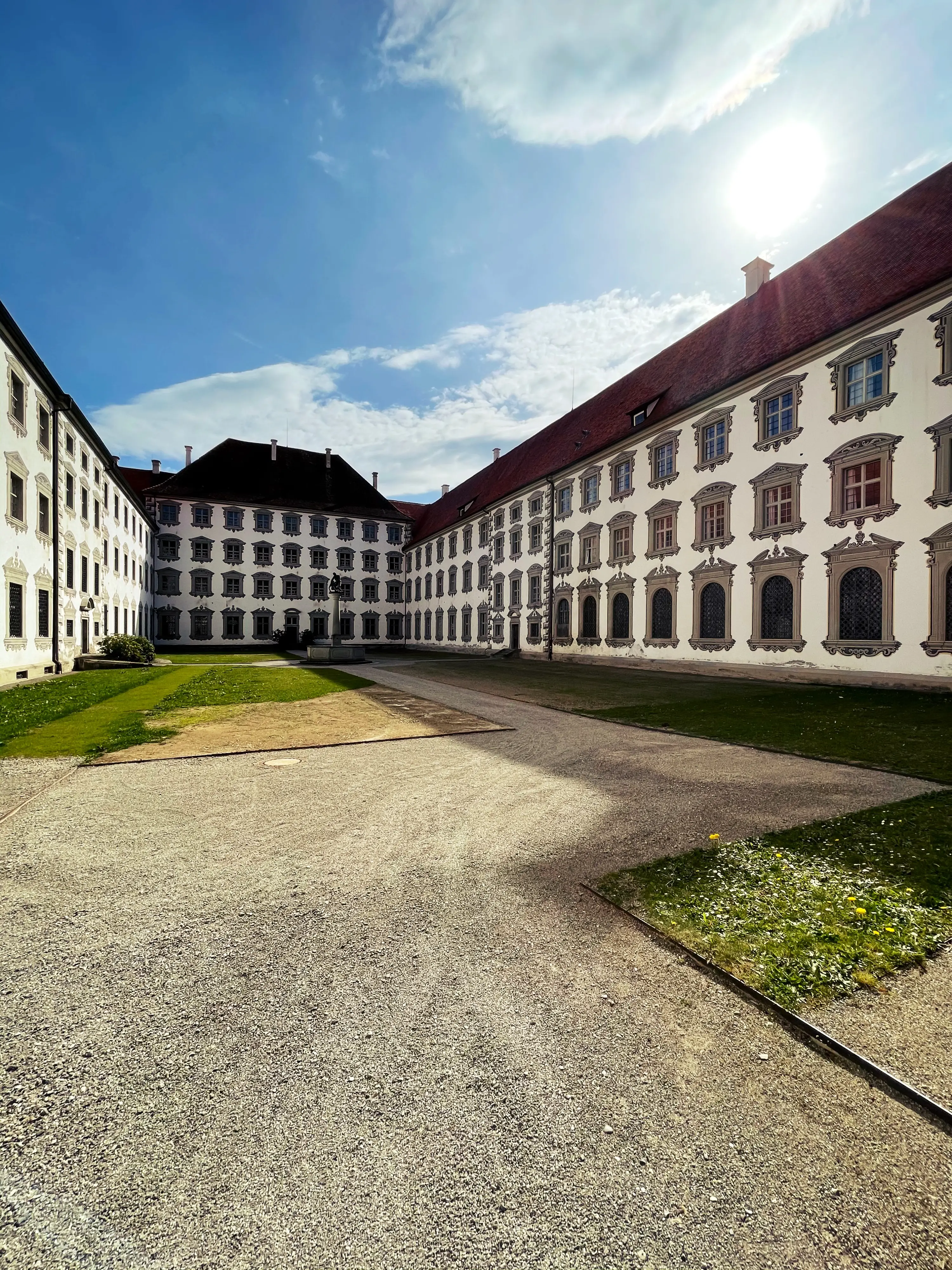 Der Innenhof des Schloss Salem ist leider mit einem Tor verriegelt, aber man kann trotzdem einen Blick hinein werfen.