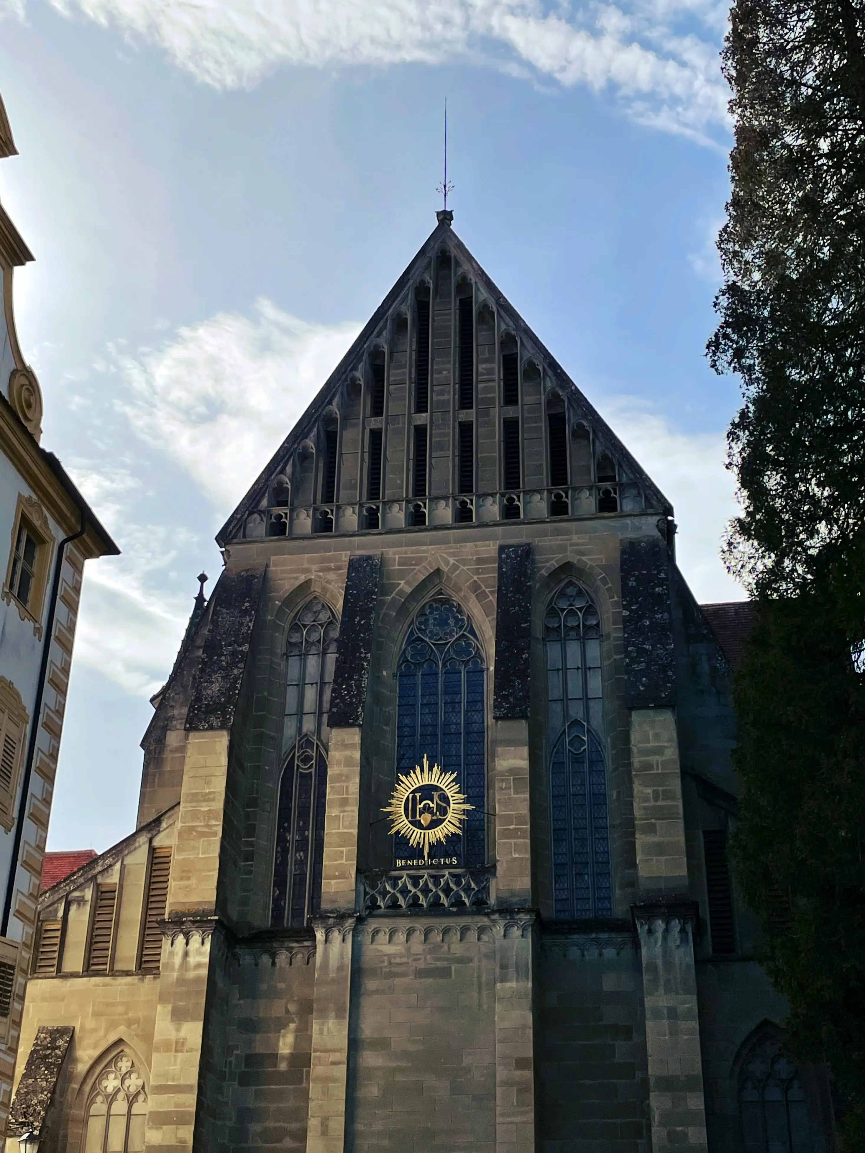 Neben dem Schlossgebäude findet sich das Münster Salem wieder.