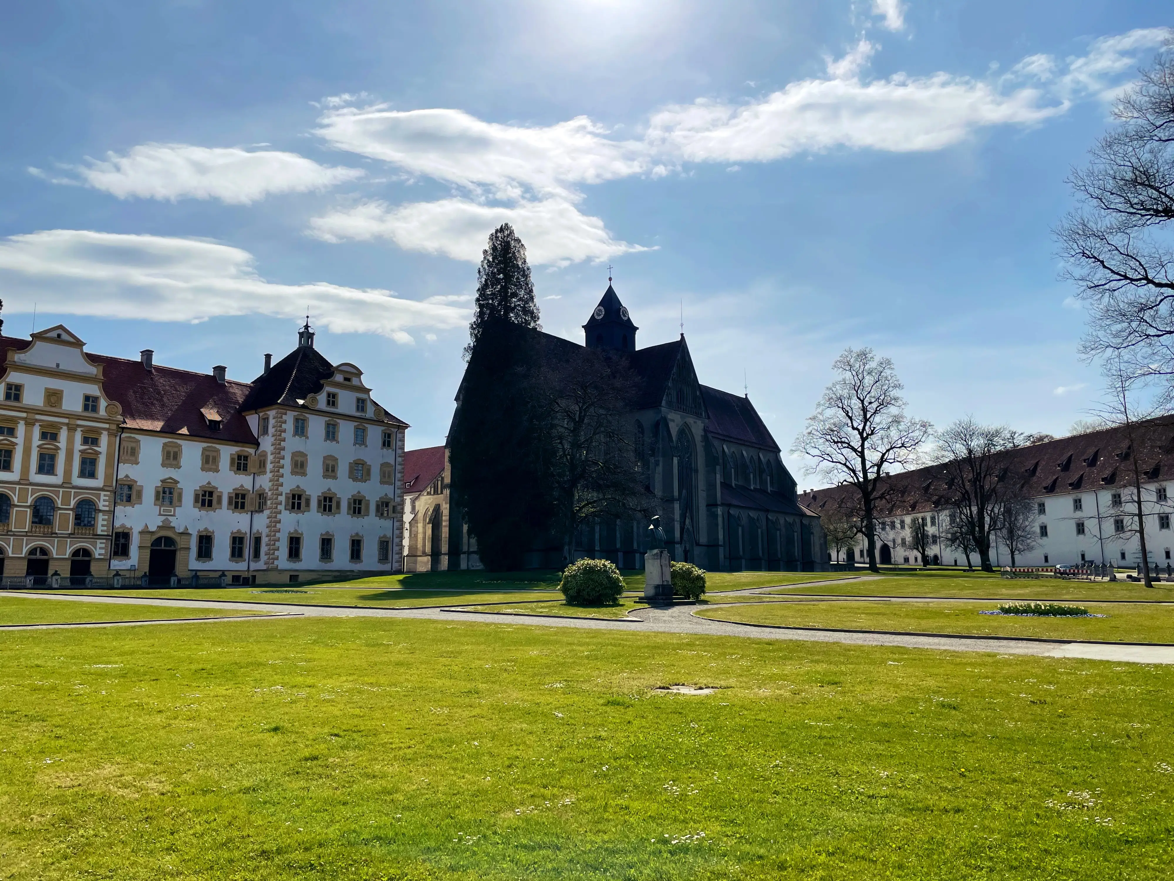 Das Münster bei Schloss Salem wirkt durch seine anders beschaffene Fassade relativ dunkel.