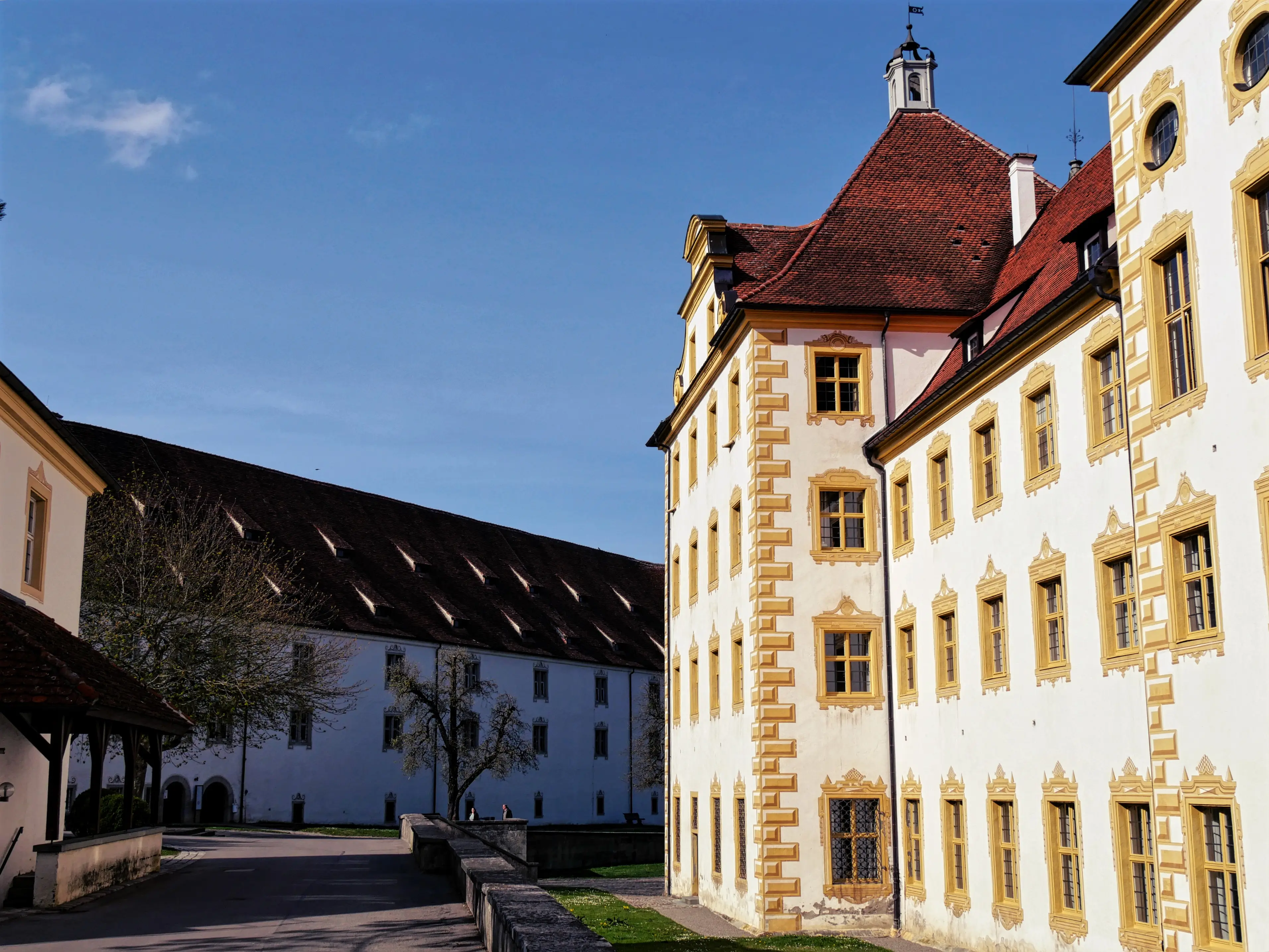 Das Schloss Salem am Bodensee ist von einigen Nebengebäuden umgeben.