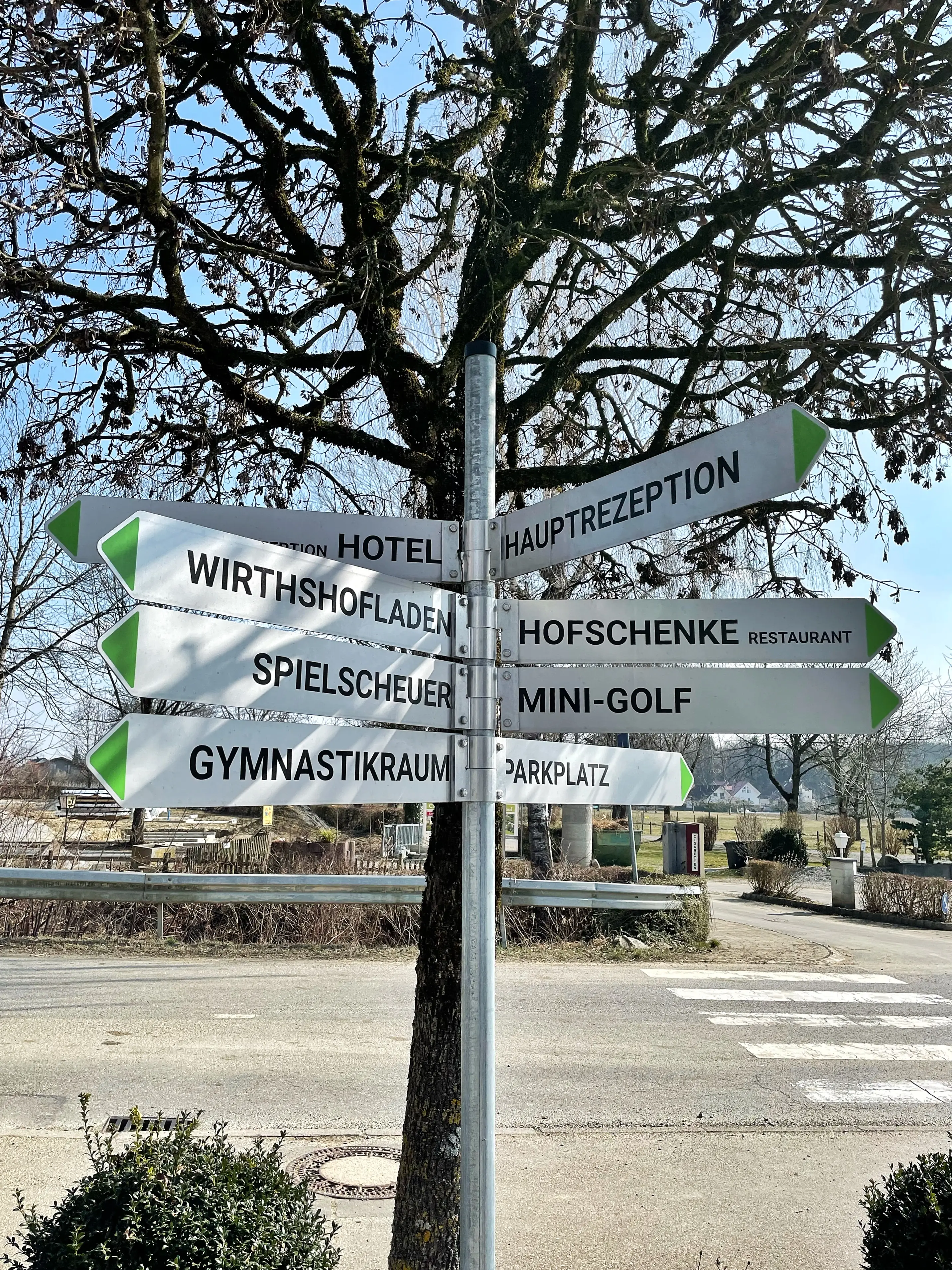 Der Wirthshof eignet sich nicht nur für Camping am Bodensee, sondern besitzt auch ein 4-Sterne-Hotel.