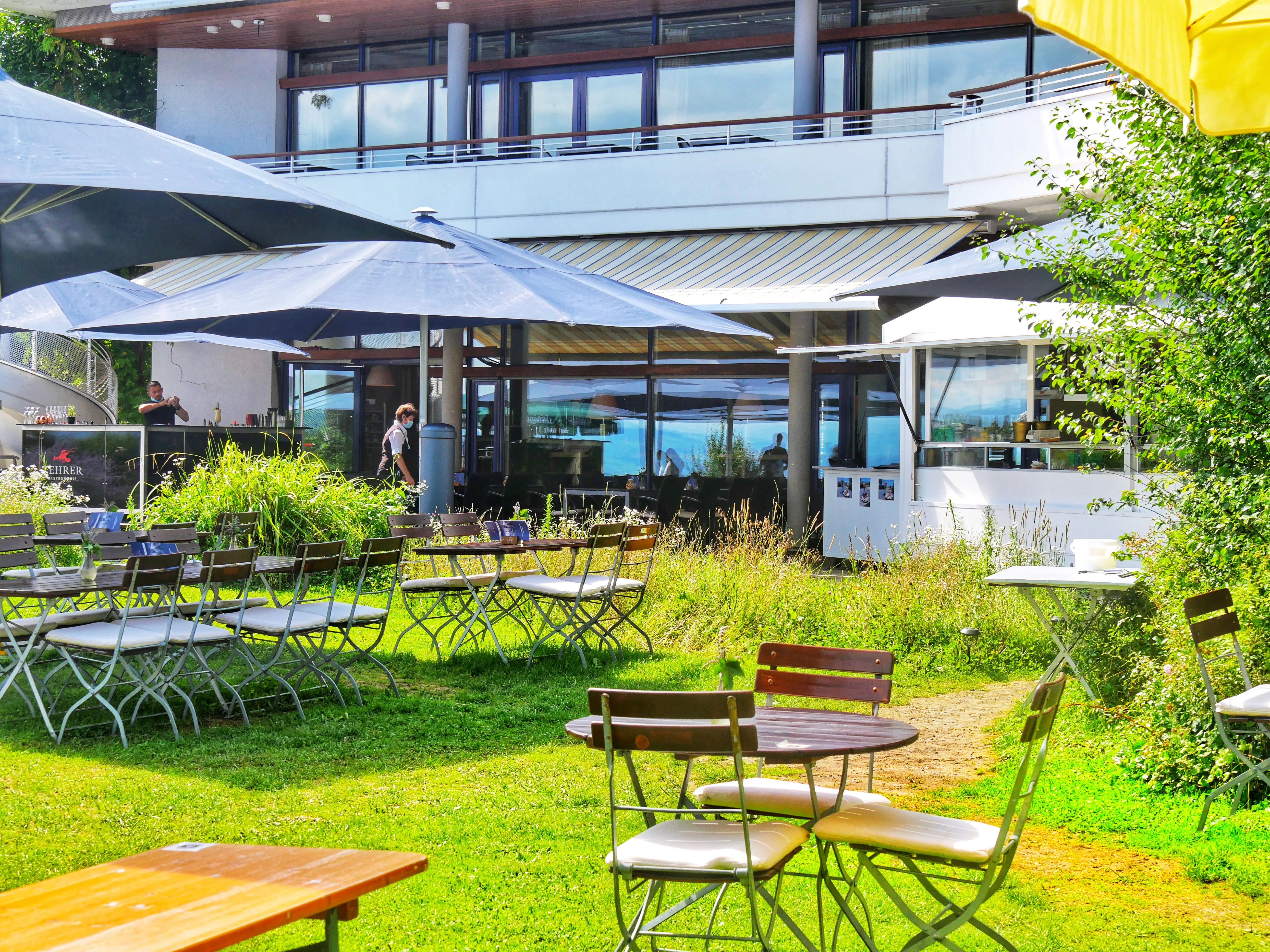 Am Graf-Zeppelin-Haus in Friedrichshafen befindet sich ein großzügiger Biergarten mit Blick auf den Bodensee.