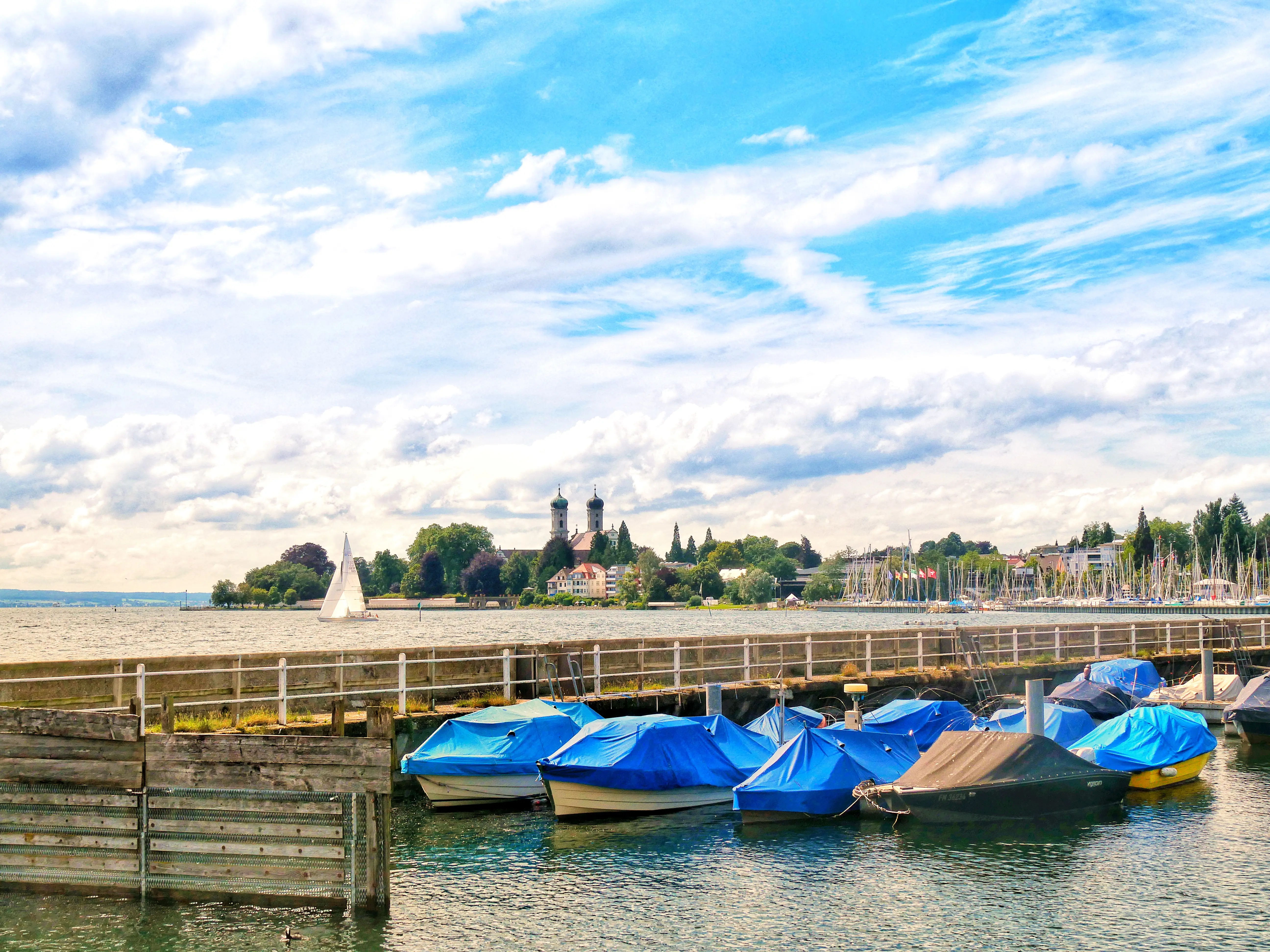 Kleine private Boote liegen am Hafen in Friedrichshafen.