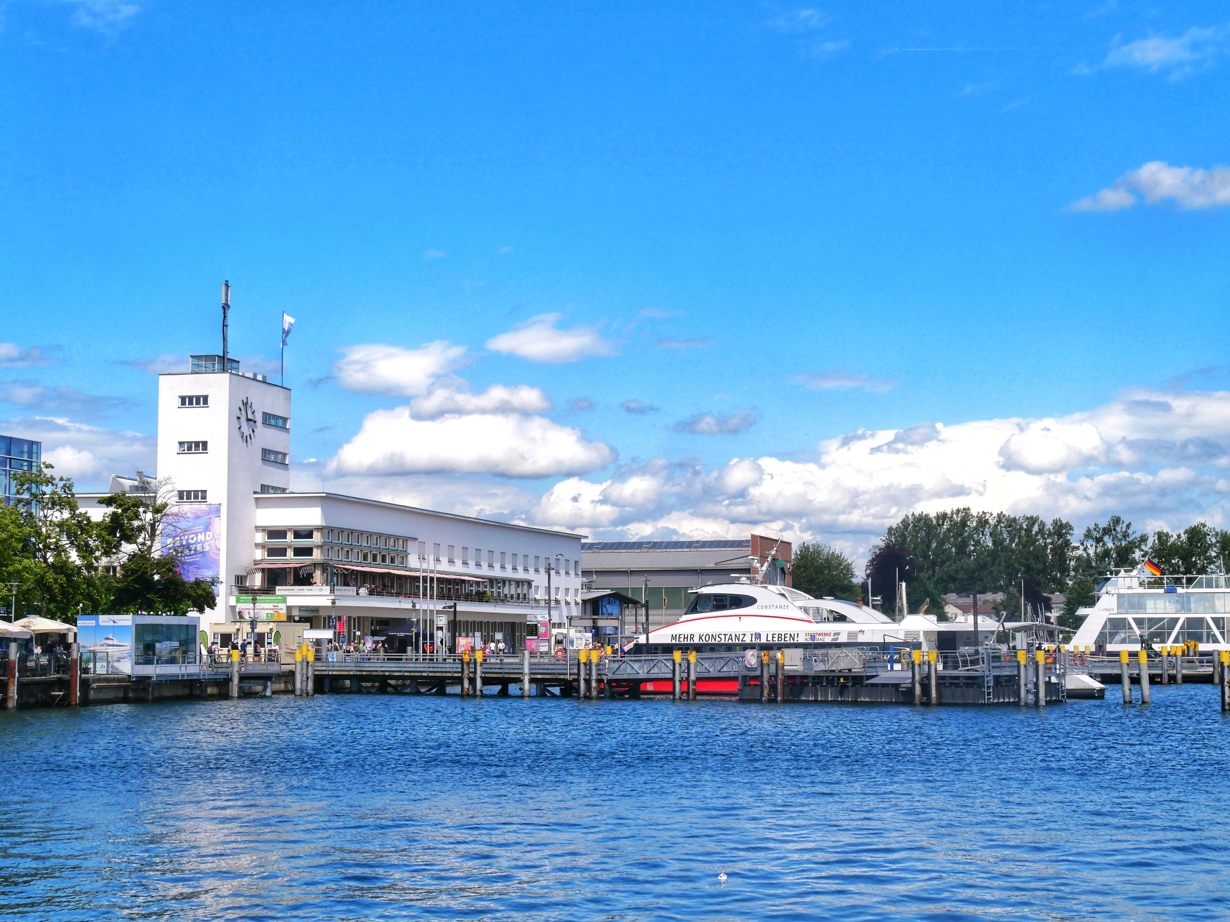 Die Anlegestelle des Katamarans in Friedrichshafen ist direkt an der Innenstadt und sehr zentral gelegen.
