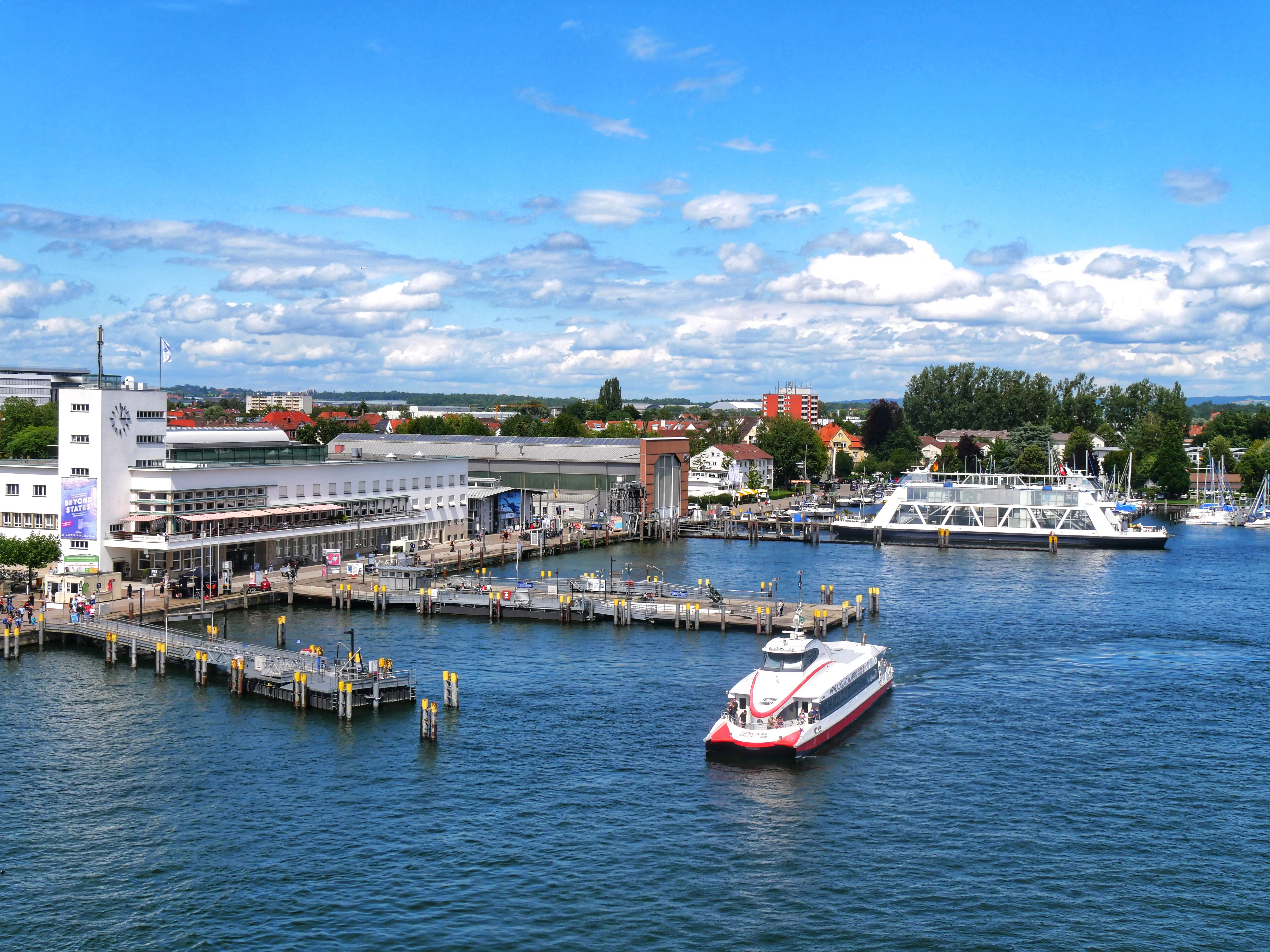 Mit dem Katamaran kann man wunderbar als Fußgänger zwischen den Ufern des Bodensees hin und her pendeln.
