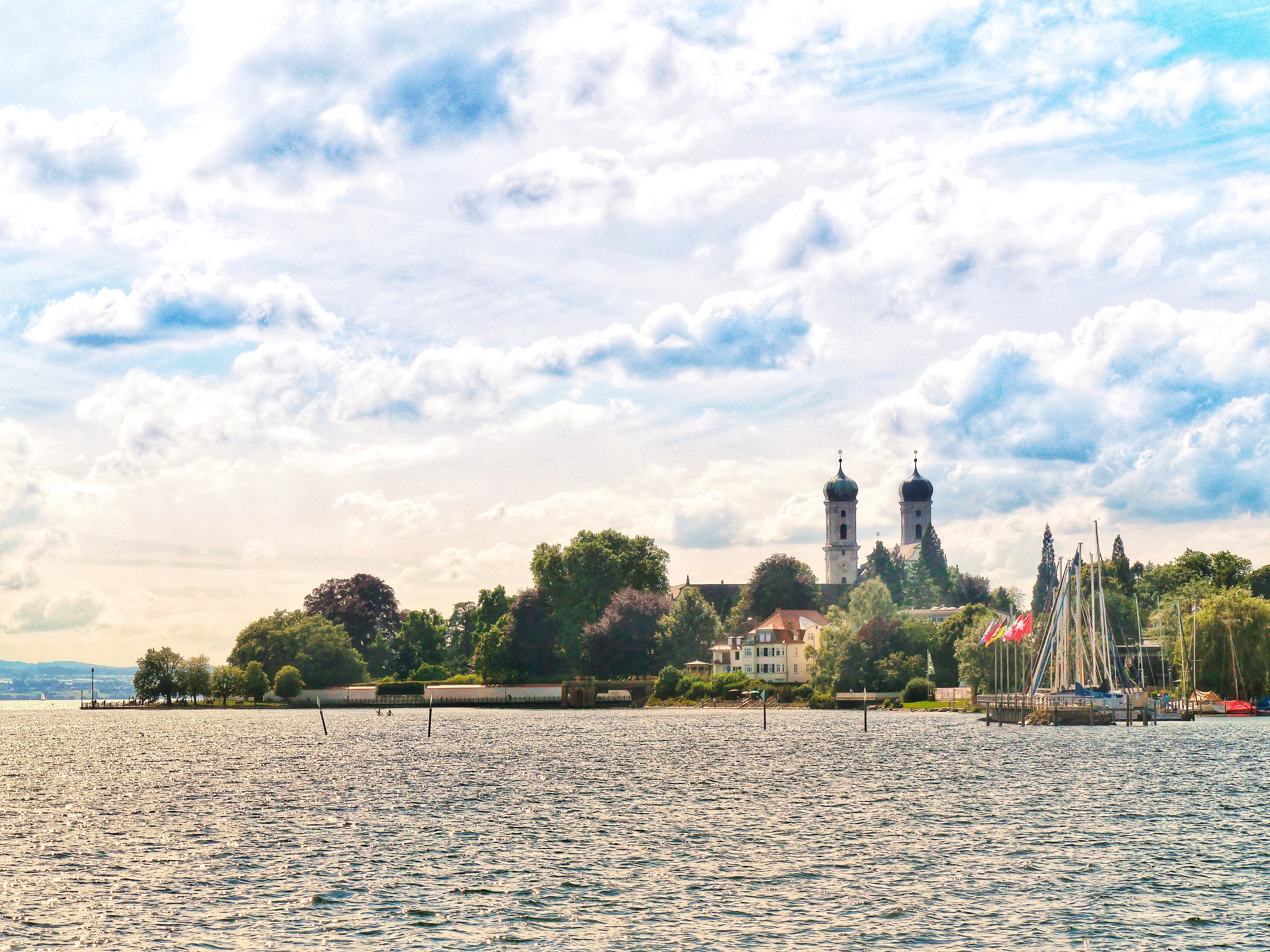 Von der Ferne sind schon die Zwiebeltürme des Klosters in Friedrichshafen am Bodensee zu sehen.