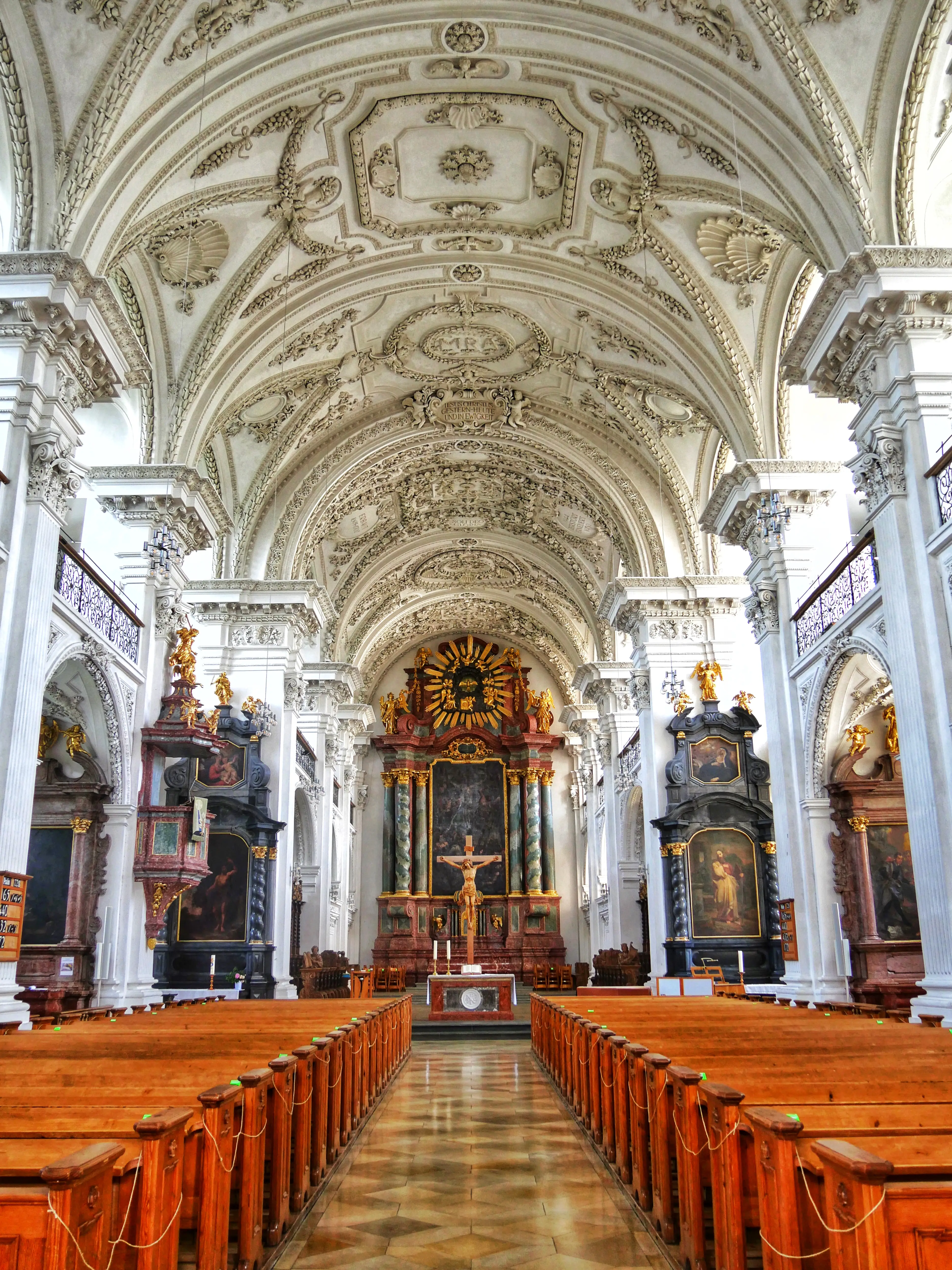 Die Klosterkirche in Friedrichshafen beeindruckt die Localsbodensee mit ihren Deckenverzierungen sehr.