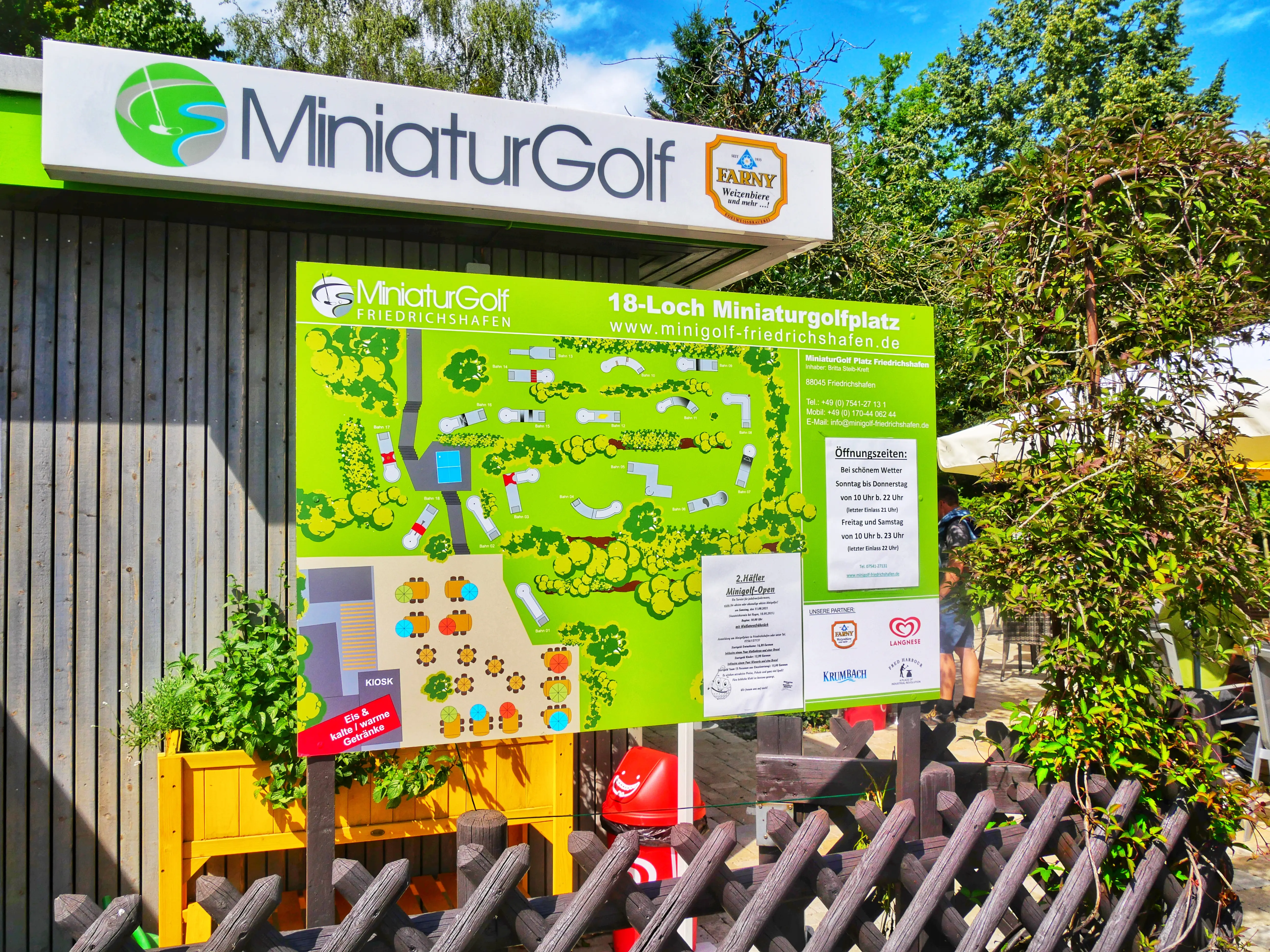 Auch Minigolf kann man in Friedrichshafen direkt in Bodenseenähe spielen.