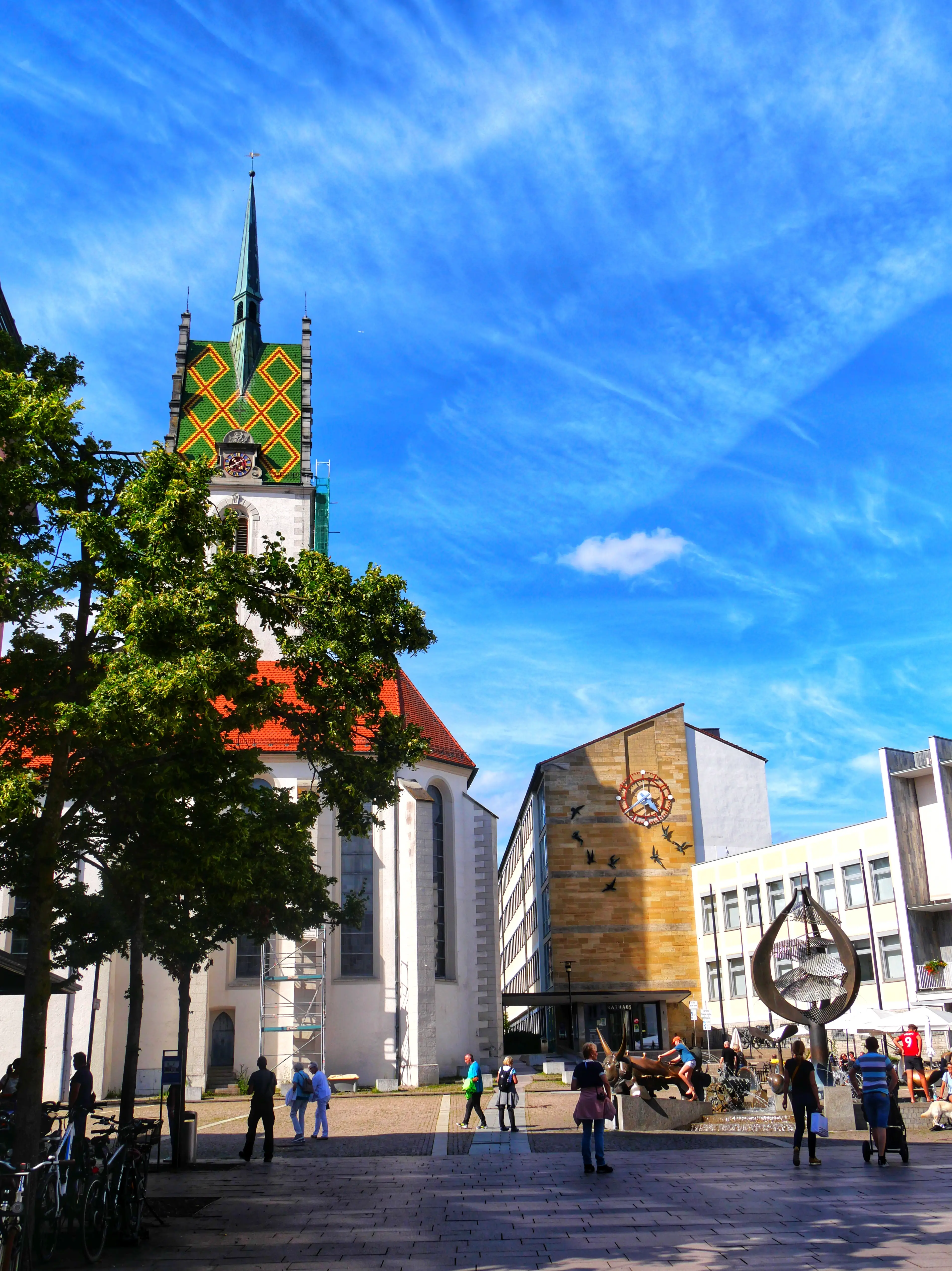 Das Rathaus in Friedrichshafen ist mit ansprechender Fassadengestaltung geschmückt.