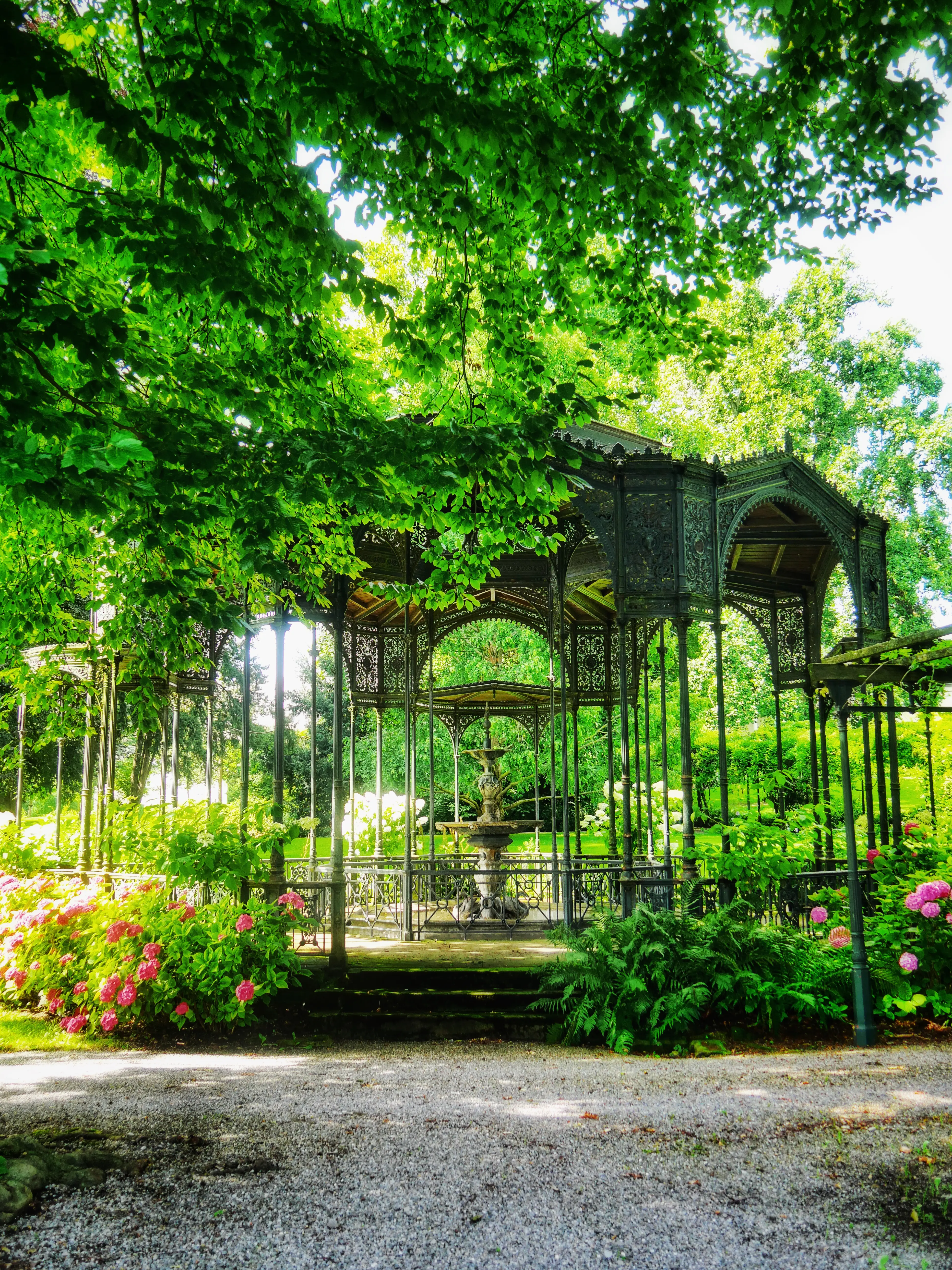 Am Ende des Schlossparks in Friedrichshafen am Bodensee kann man einen Blick in die Gartenanlage erhaschen.