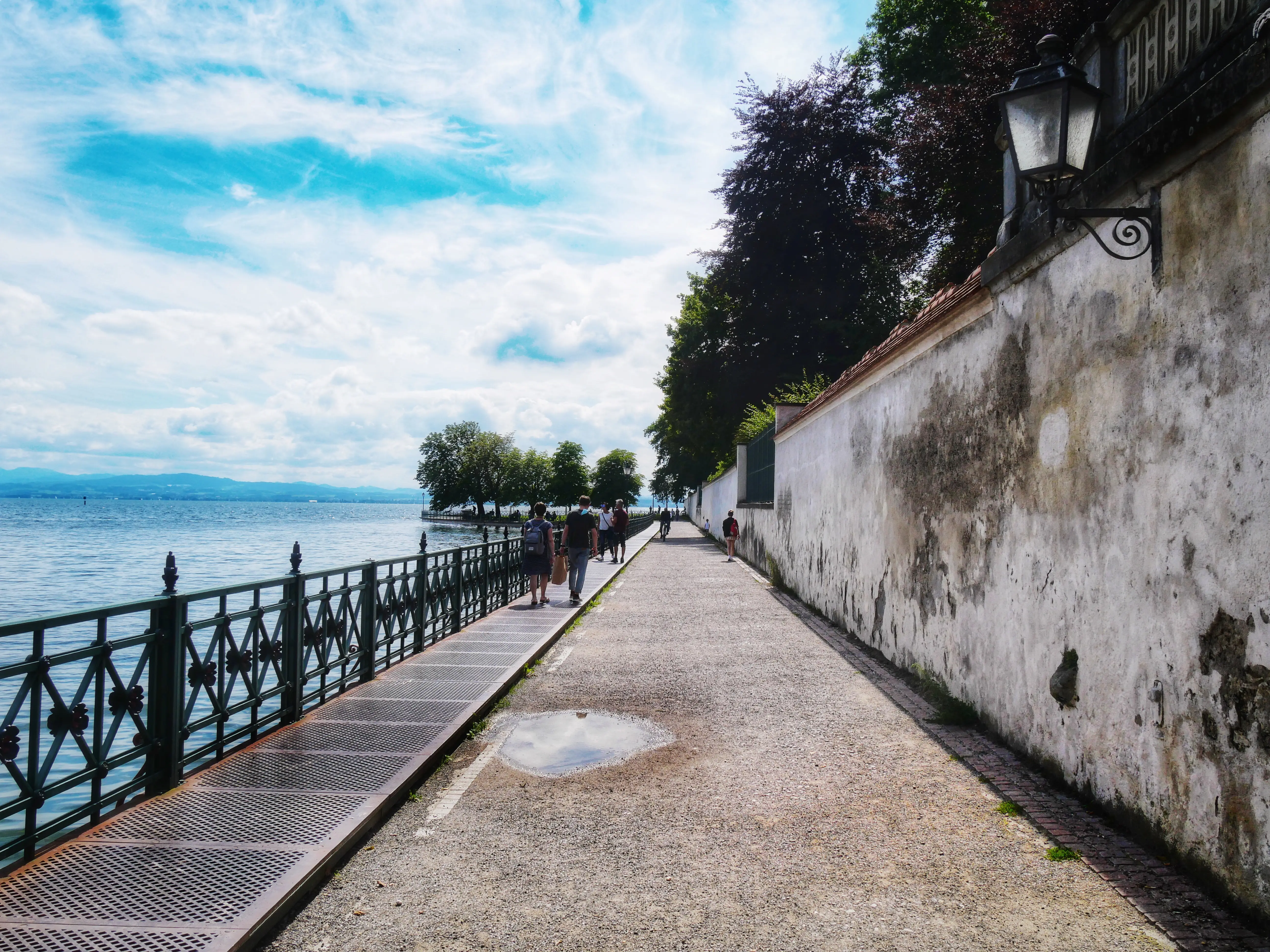Der Schlosspark in Friedrichshafen und zum Bodensee hin mit einer hohen Mauer umzäunt.