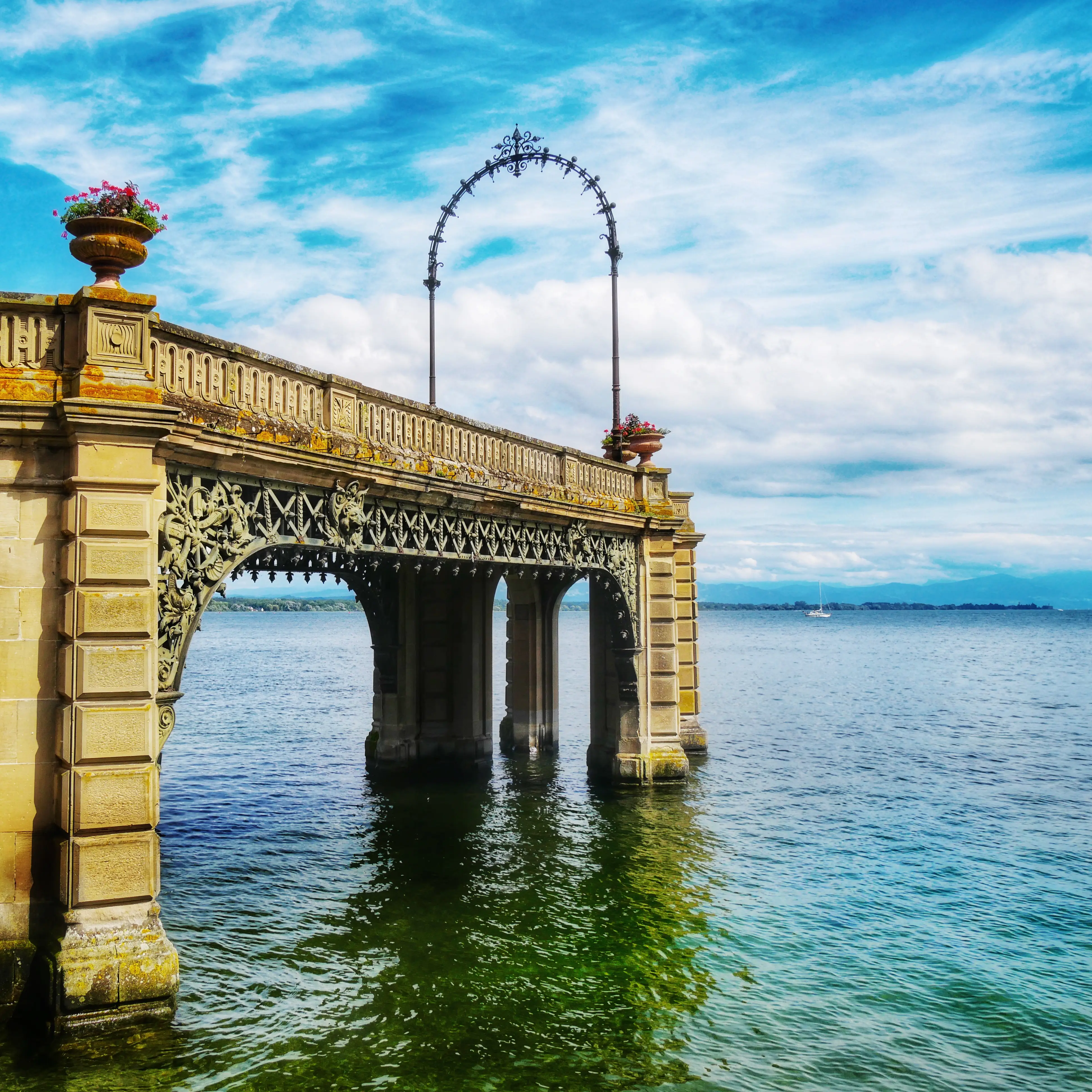 Aus dem Schlosspark in Friedrichshafen führt ein privater Steg direkt in den Bodensee.