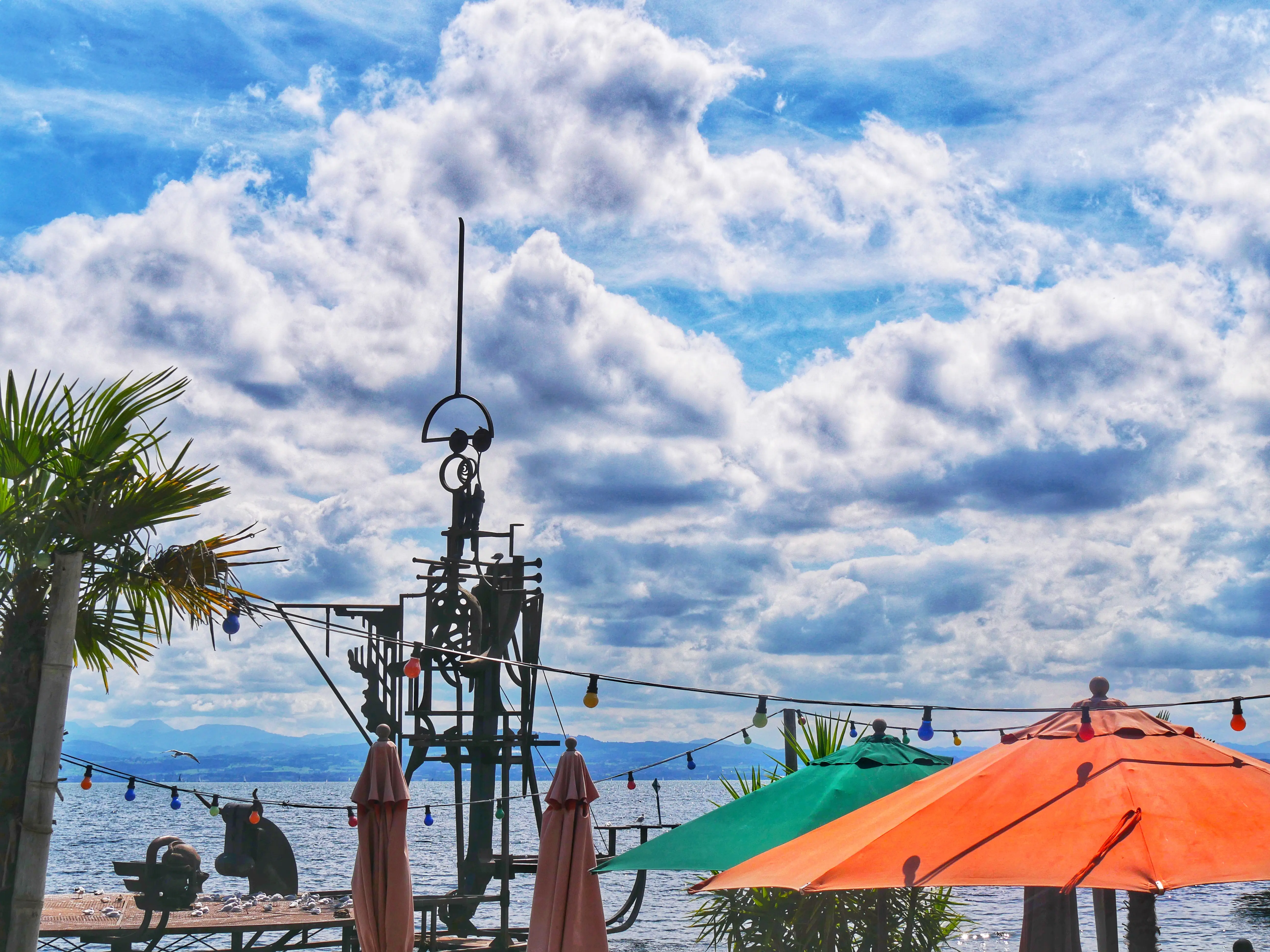 Den Beachclub in Friedrichshafen schmückt das Klangschiff „Im Augenblick“ von Helmut Lutz.