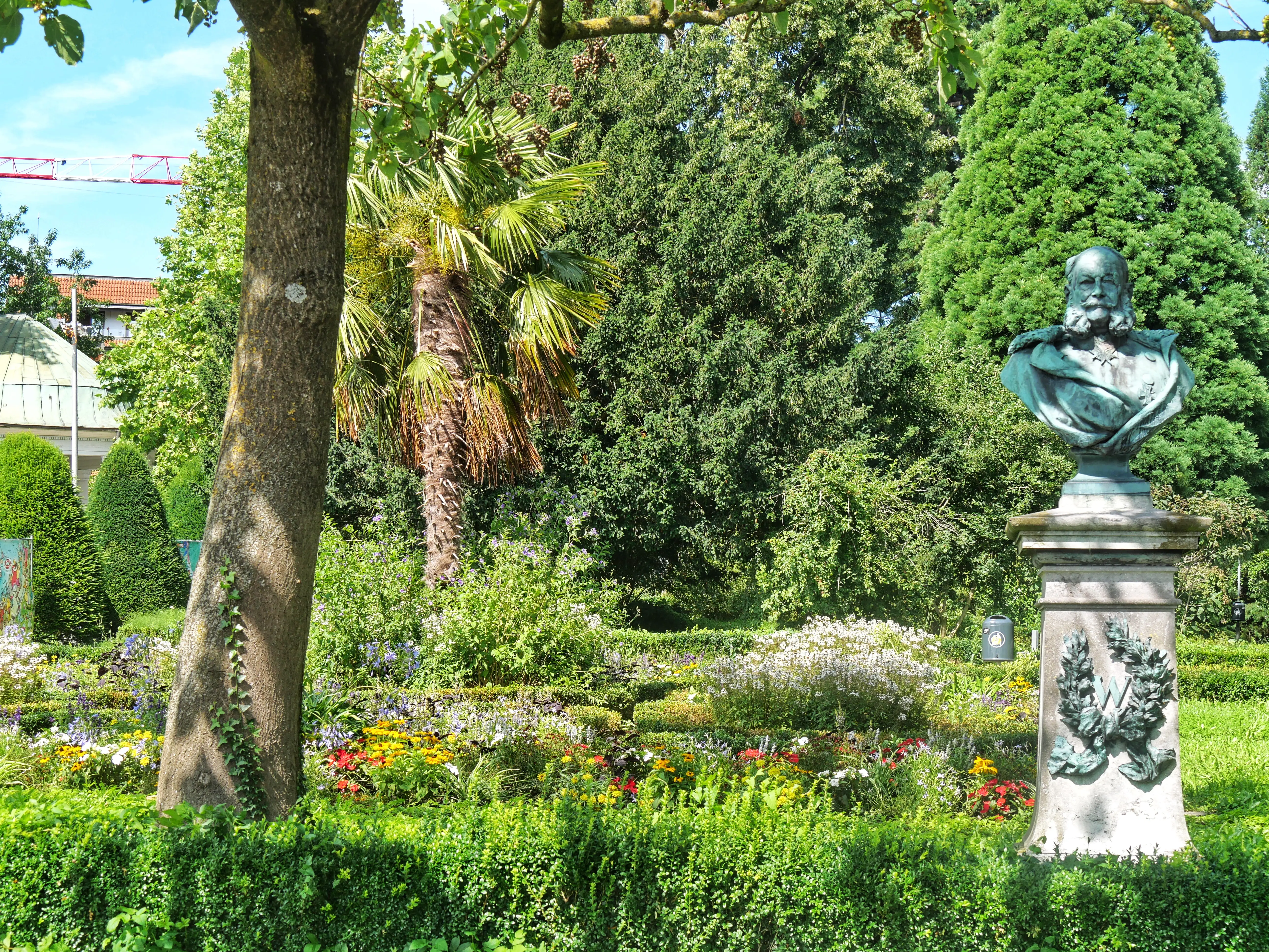 Der Stadtgarten in Friedrichshafen ist wunderschön angelegt und bietet Sitzmöglichkeiten zum Entspannen.
