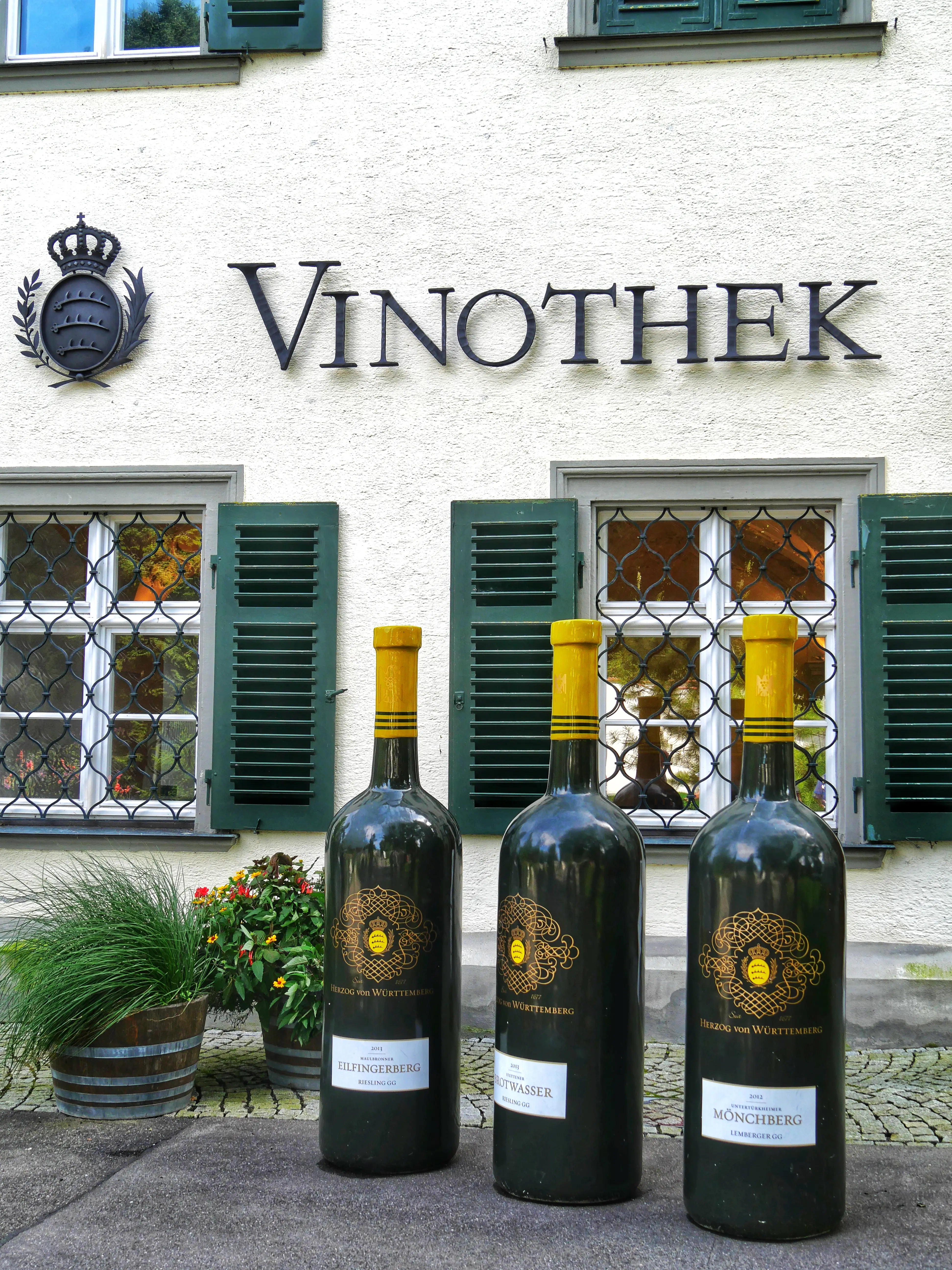 Das Schloss in Friedrichshafen beheimatet eine Vinothek, in der man Wein verköstigen und kaufen kann.