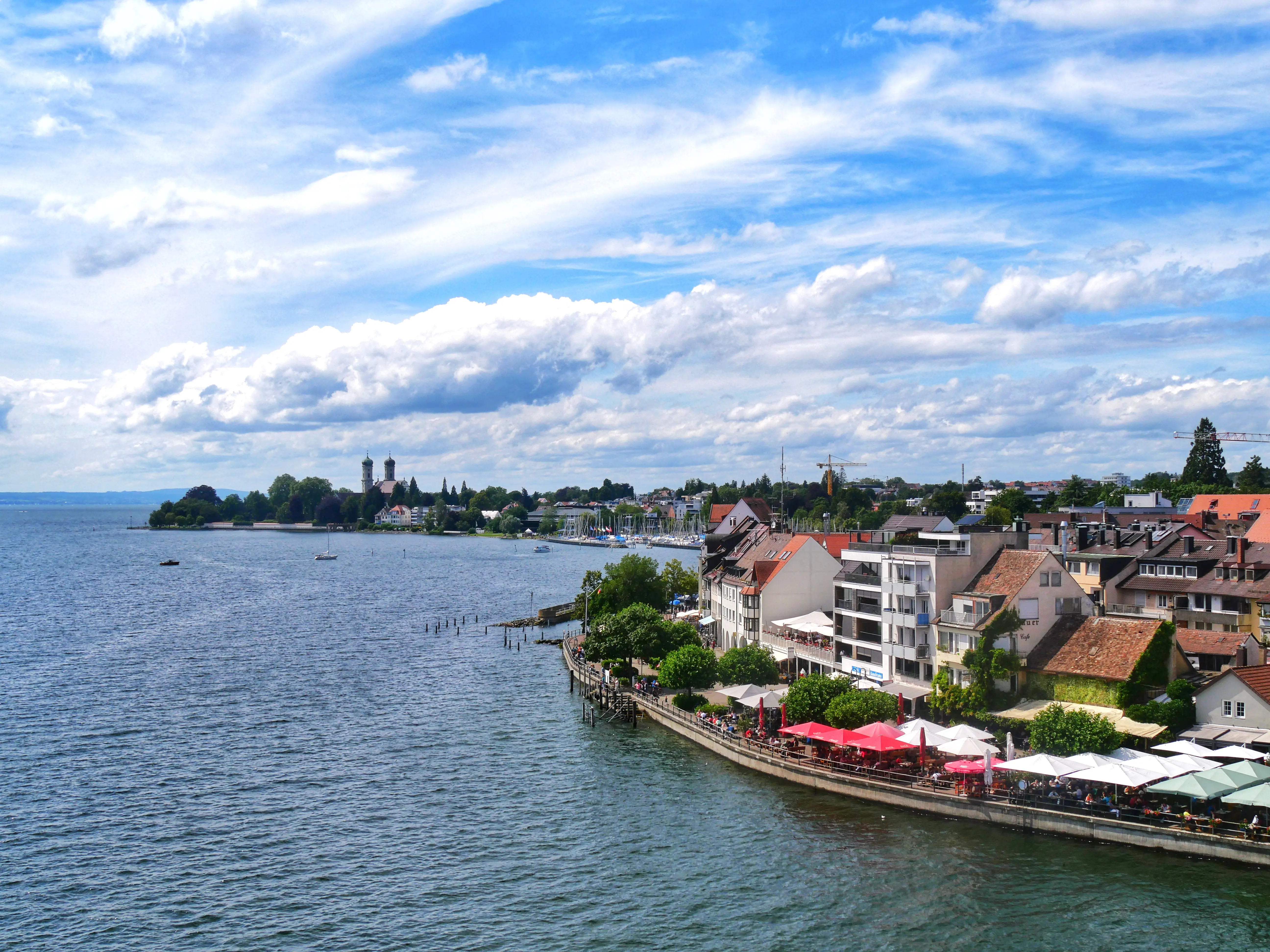 Der Ausblick vom Moleturm Friedrichshafen auf das Bodenseeufer.