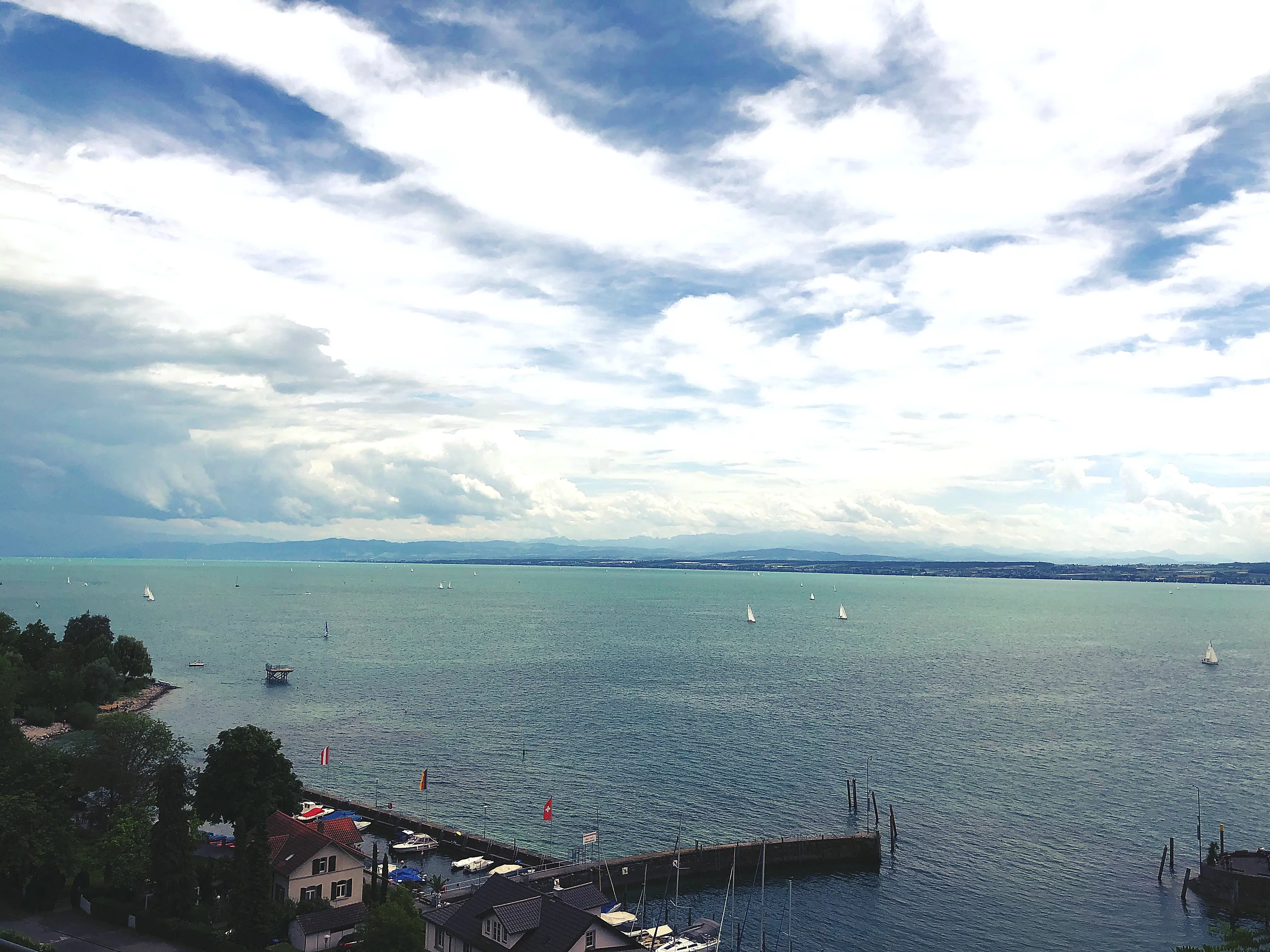 Der Aufstieg wird schnell mit den ersten Ausblick auf dem Bodensee belohnt.