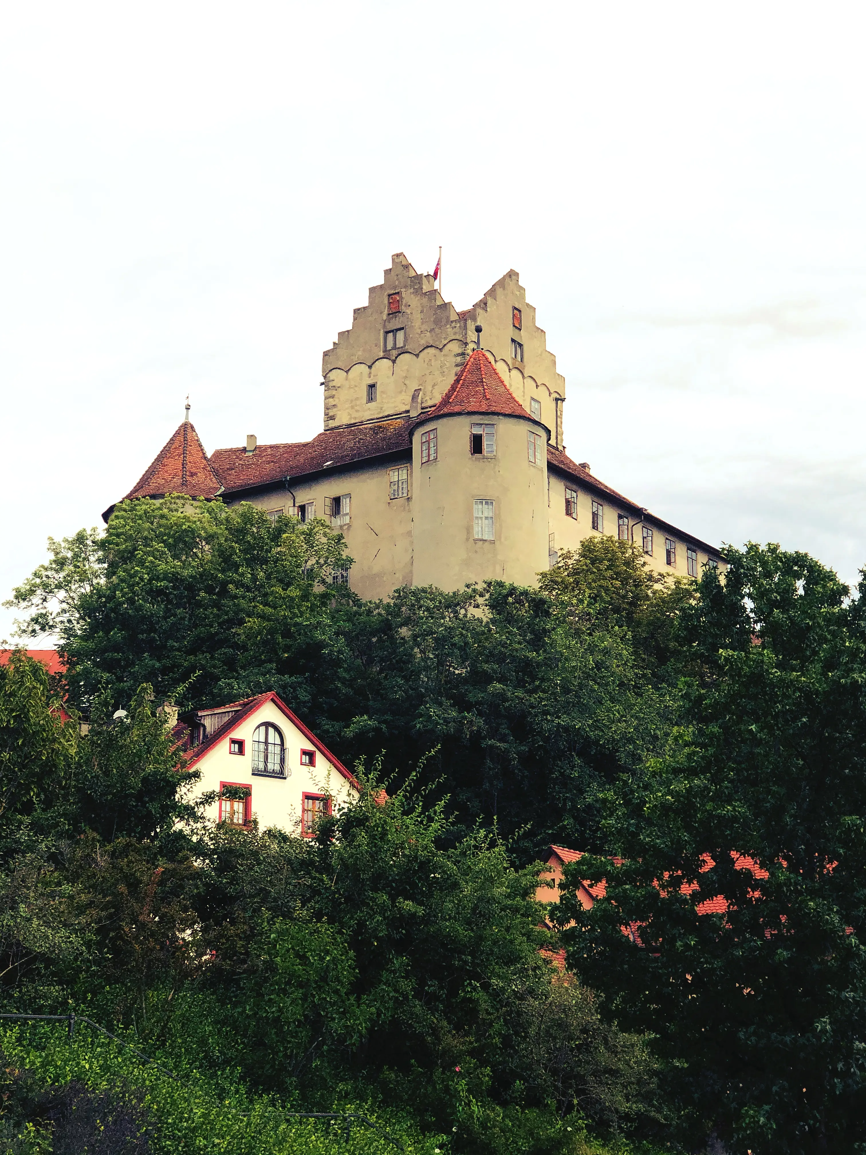 Schon beim Ankommen mit der Fähre erblickt man die Burg Meersburg, die über den Bodensee thront.