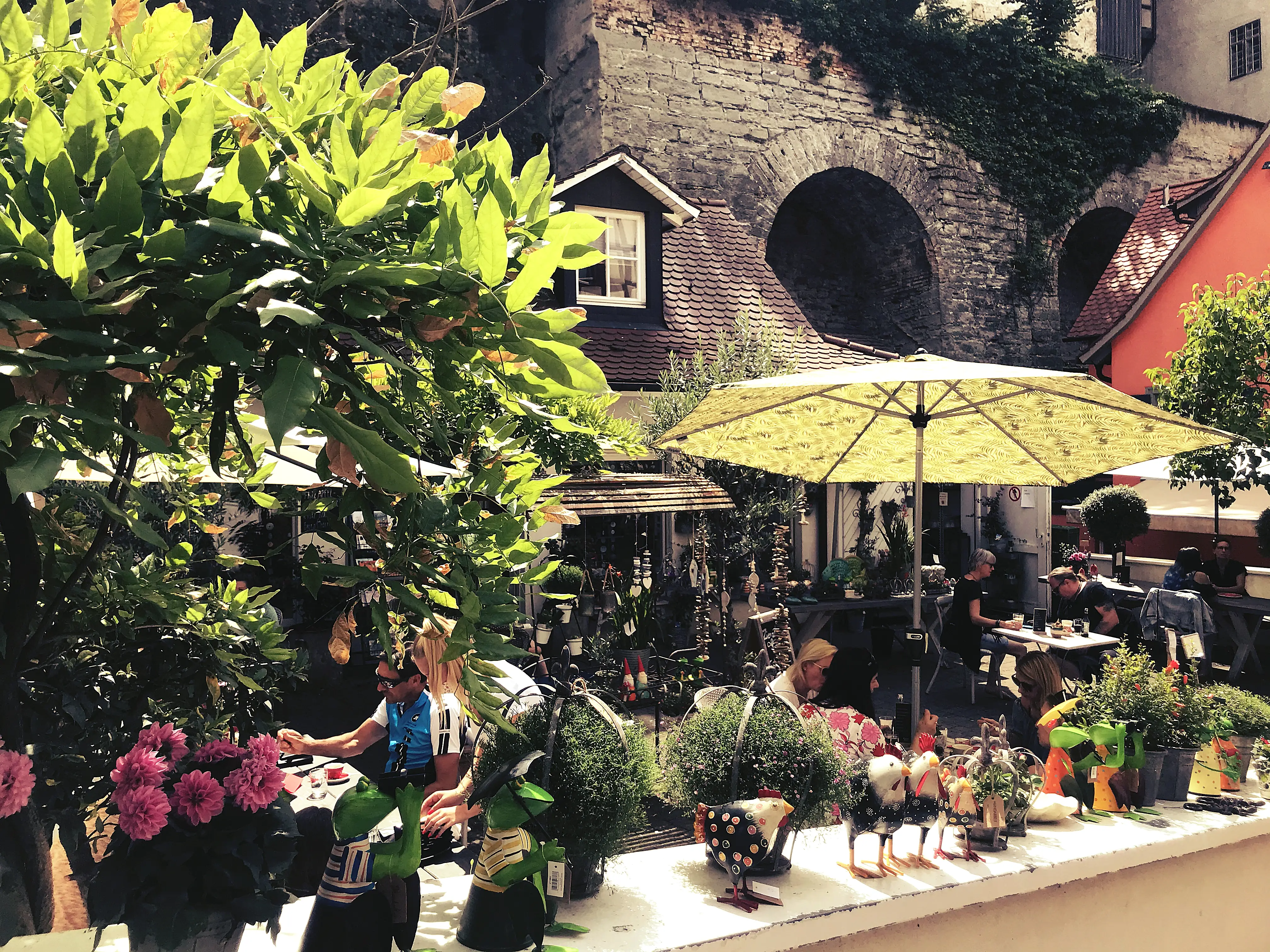 Das Café Zierart liegt auf den Weg Richtung Burg Meersburg und lädt mit seiner schön gestalteten Terrasse zum Verweilen ein.