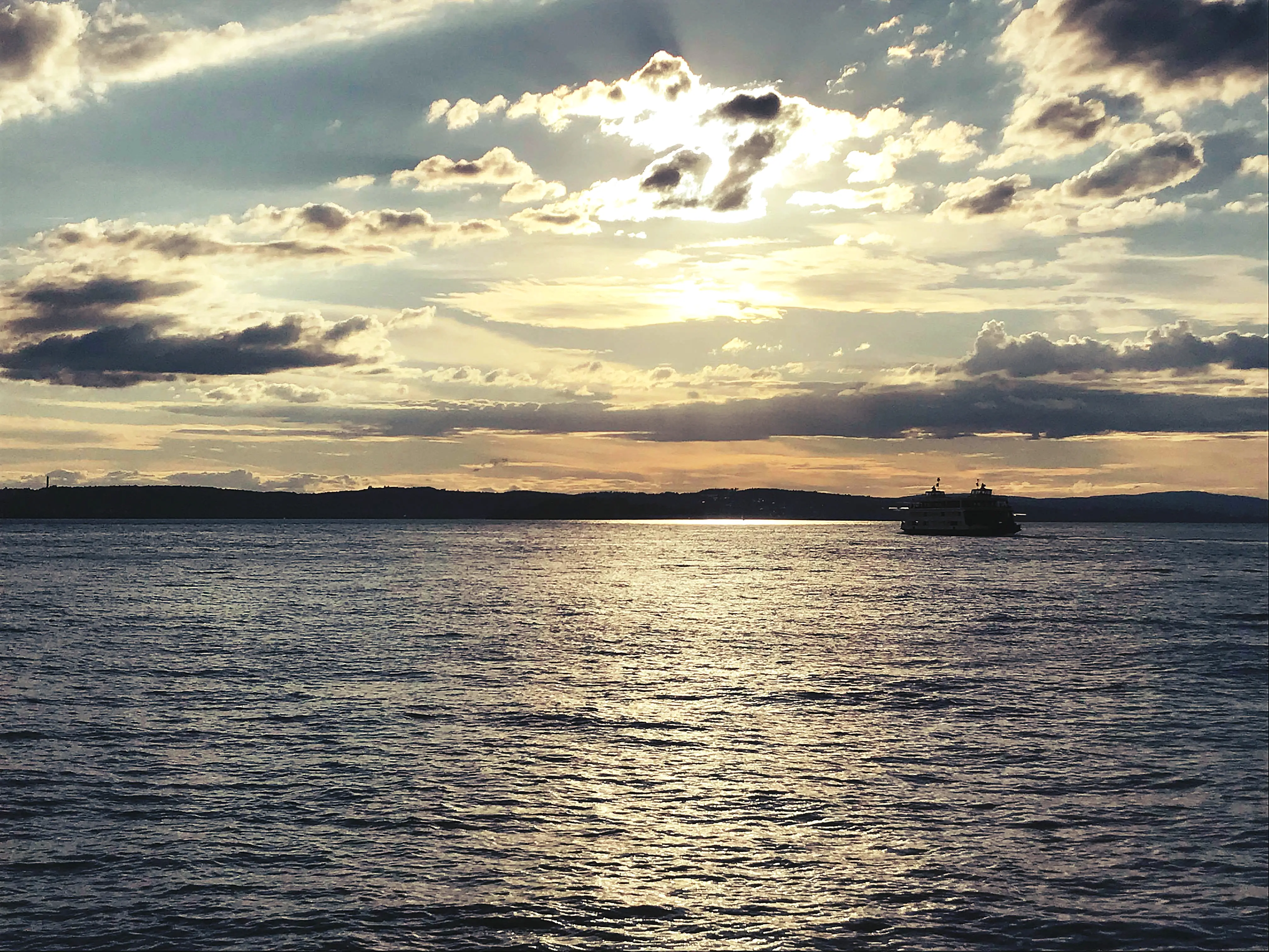 Am Ende des Ausflugs geht langsam die Sonne über die Bodensee unter und die Fähre liegt Richtung Konstanz ab.