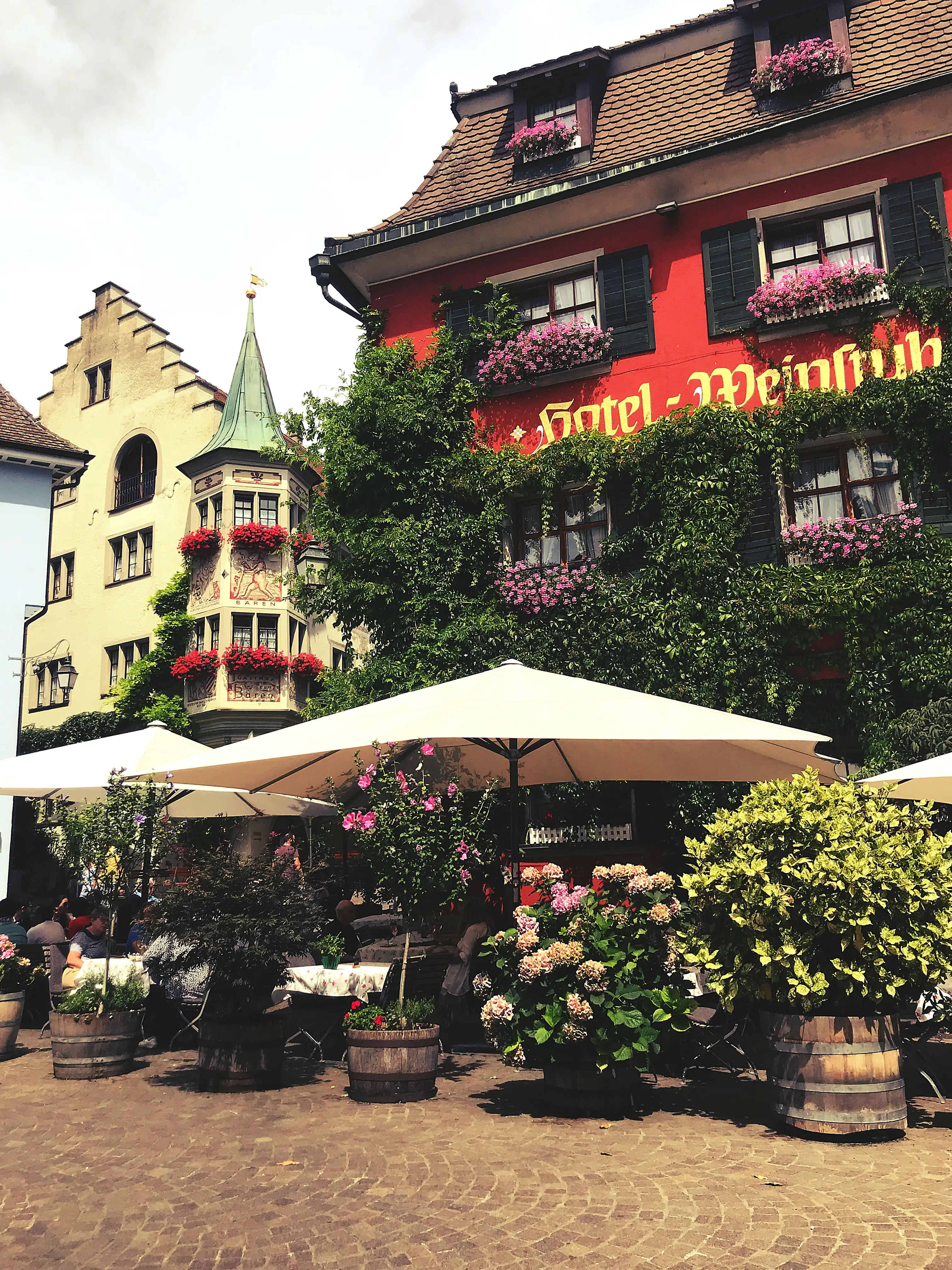 In der Altstadt von Meersburg angekommen, wird man von wunderschönen alten Häusern empfangen.